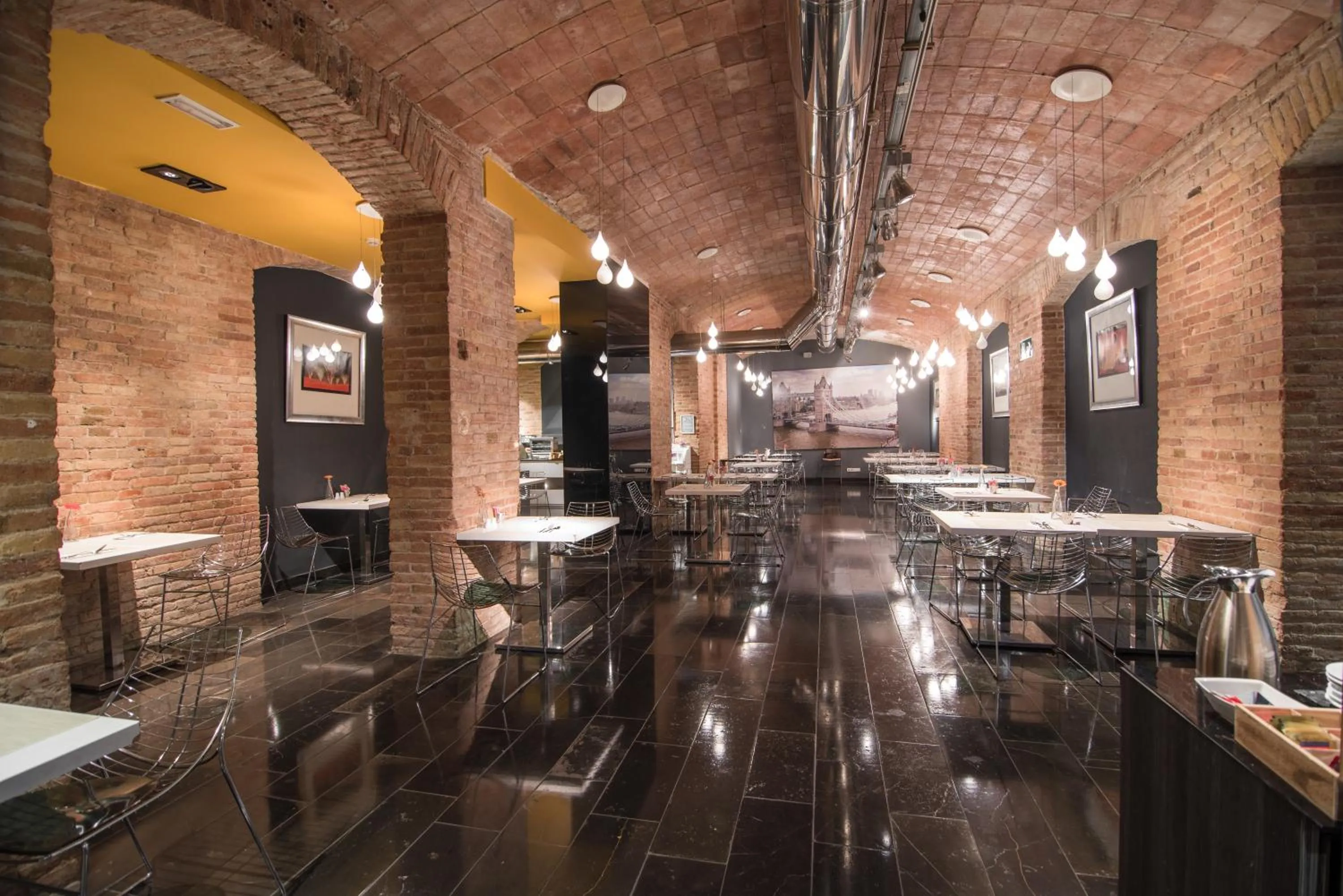 Restaurant/places to eat in Petit Palace Museum