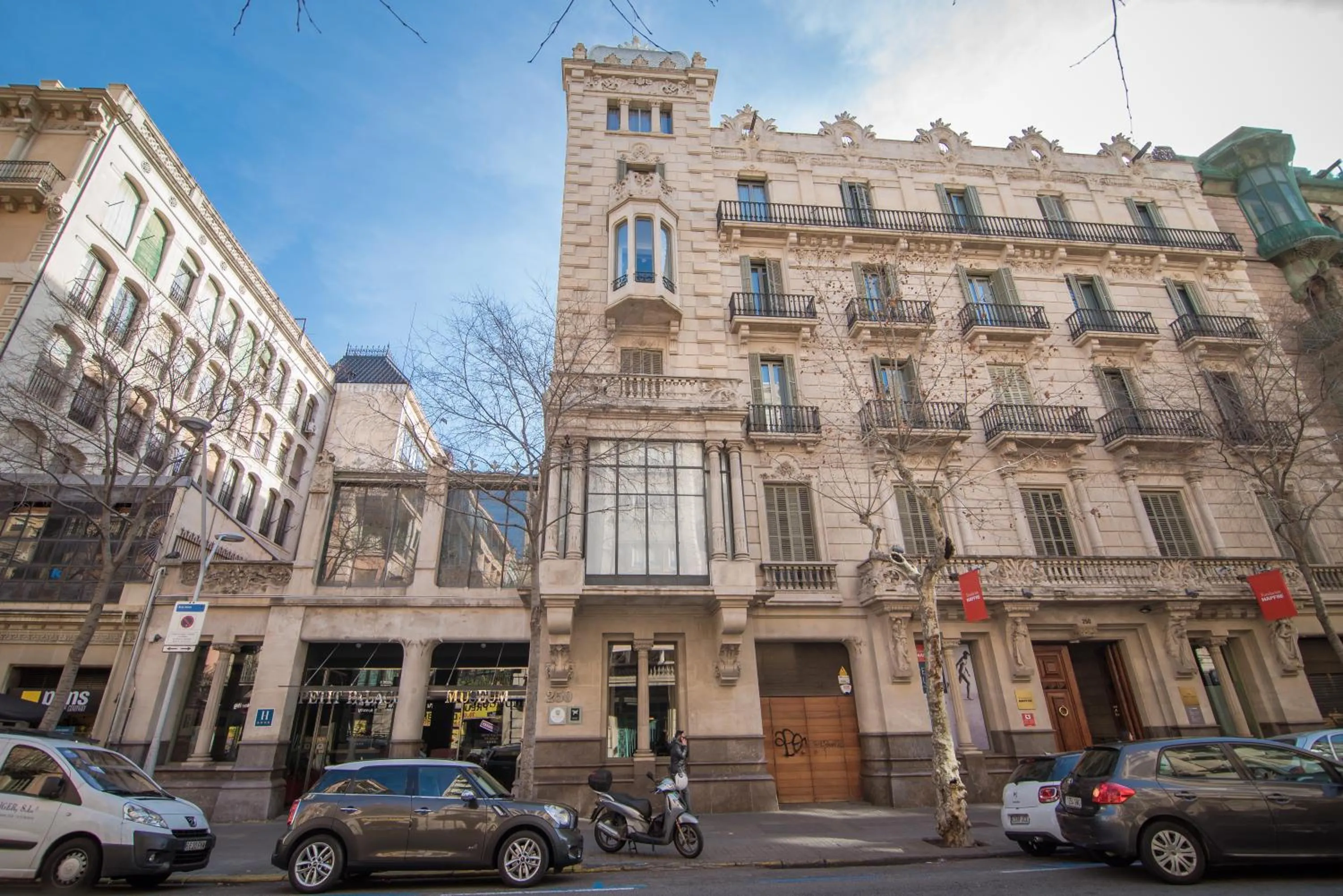 Facade/entrance in Petit Palace Museum