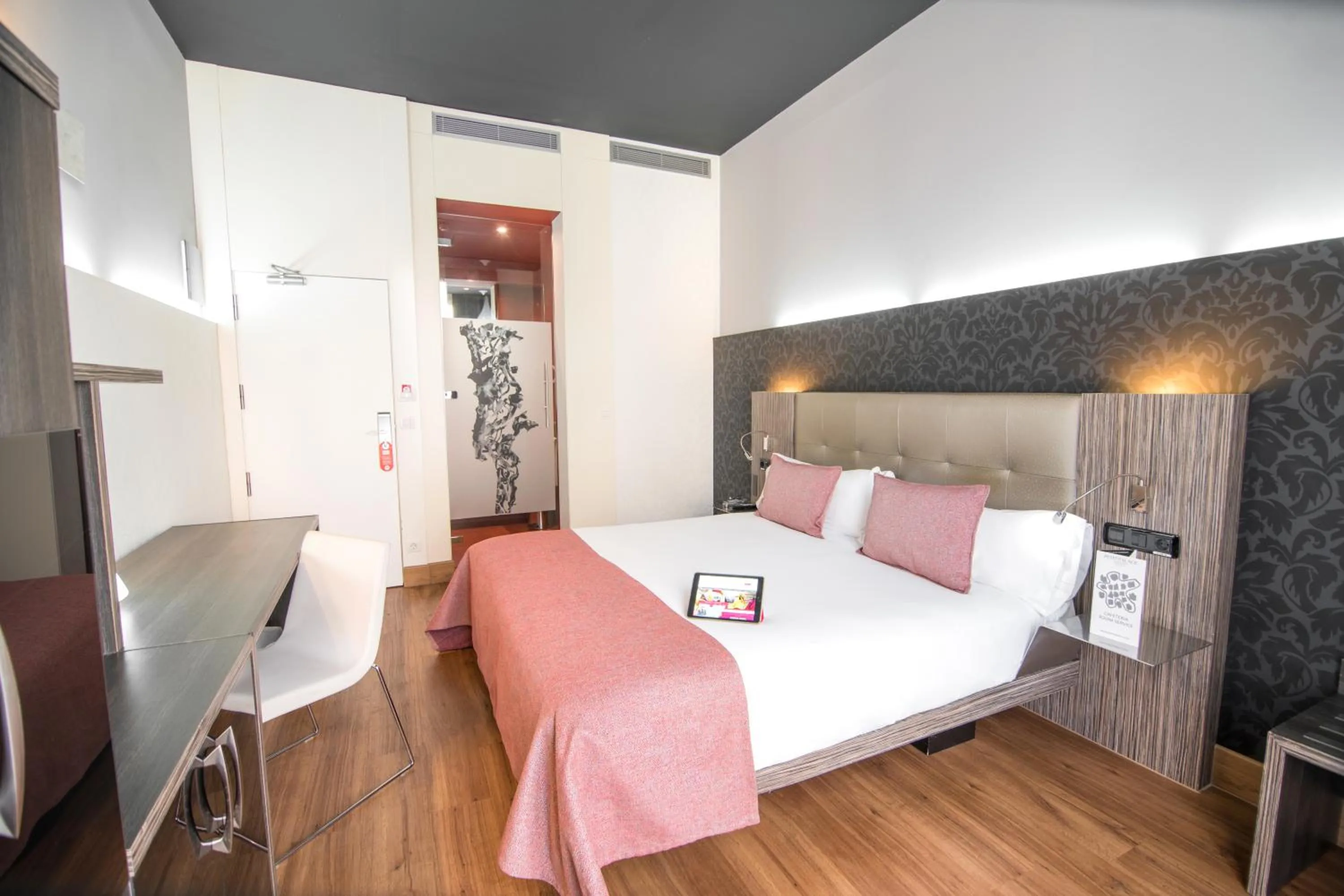 Bedroom, Bed in Petit Palace Museum