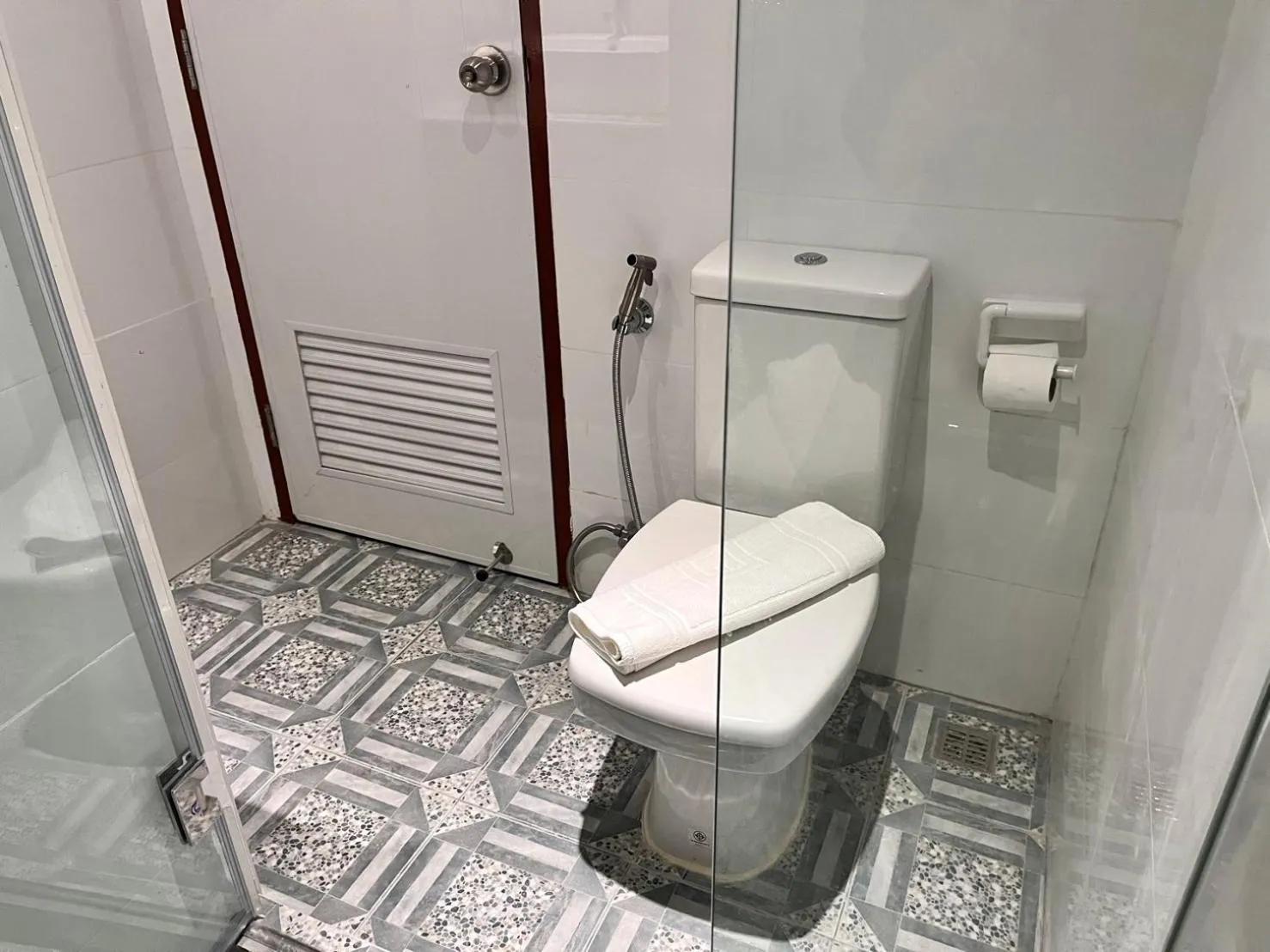 Bathroom in Aowmana Hotel