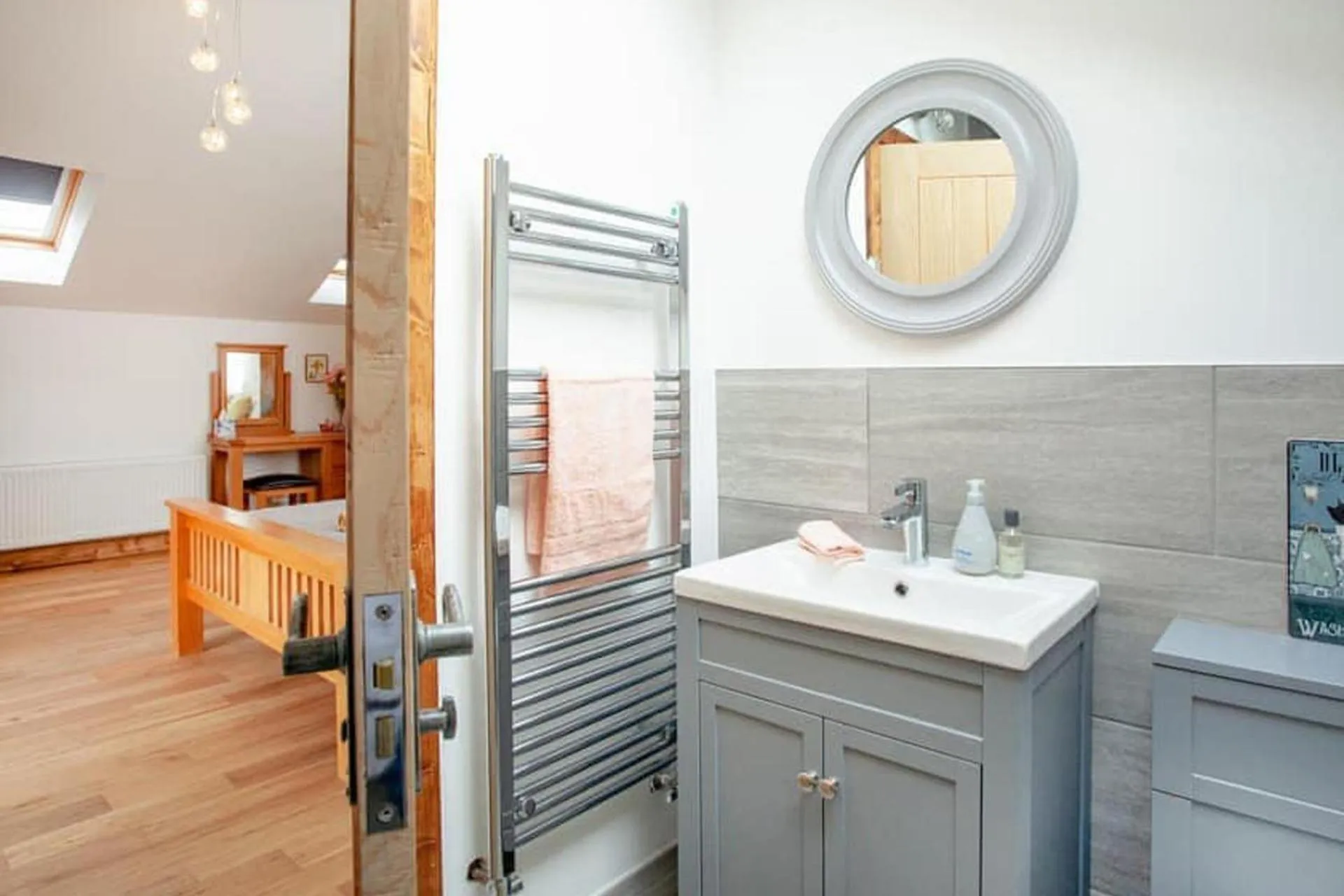 Bed in 2 Bed Cottage - Hot Tub Garden Parking