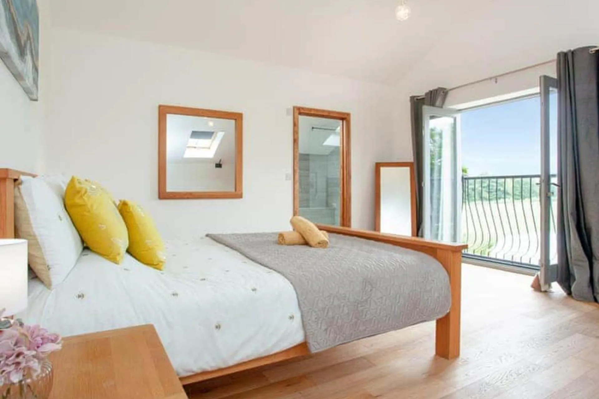 Bed in 2 Bed Cottage - Hot Tub Garden Parking