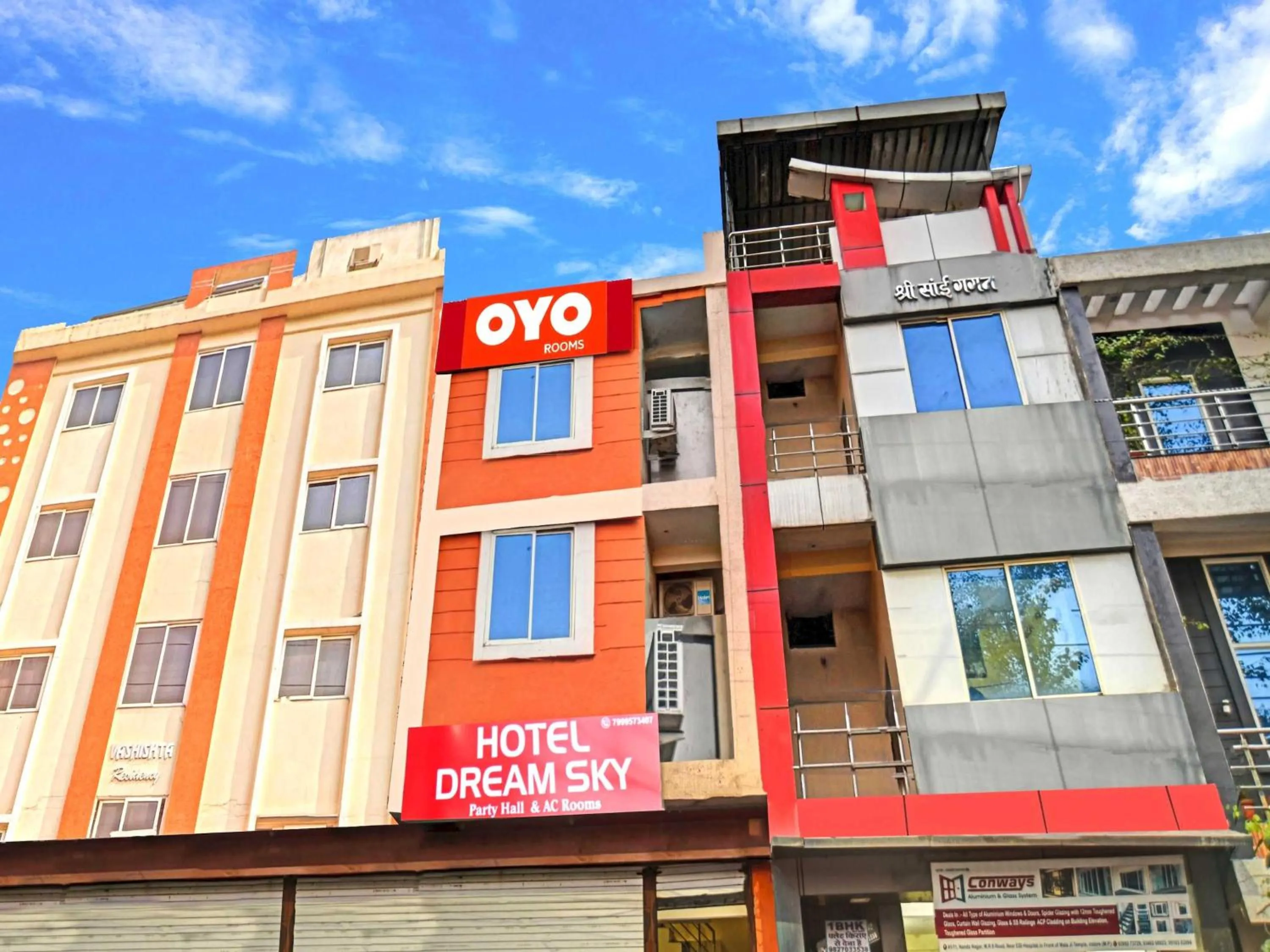 Facade/entrance in Hotel O Honey Palace In