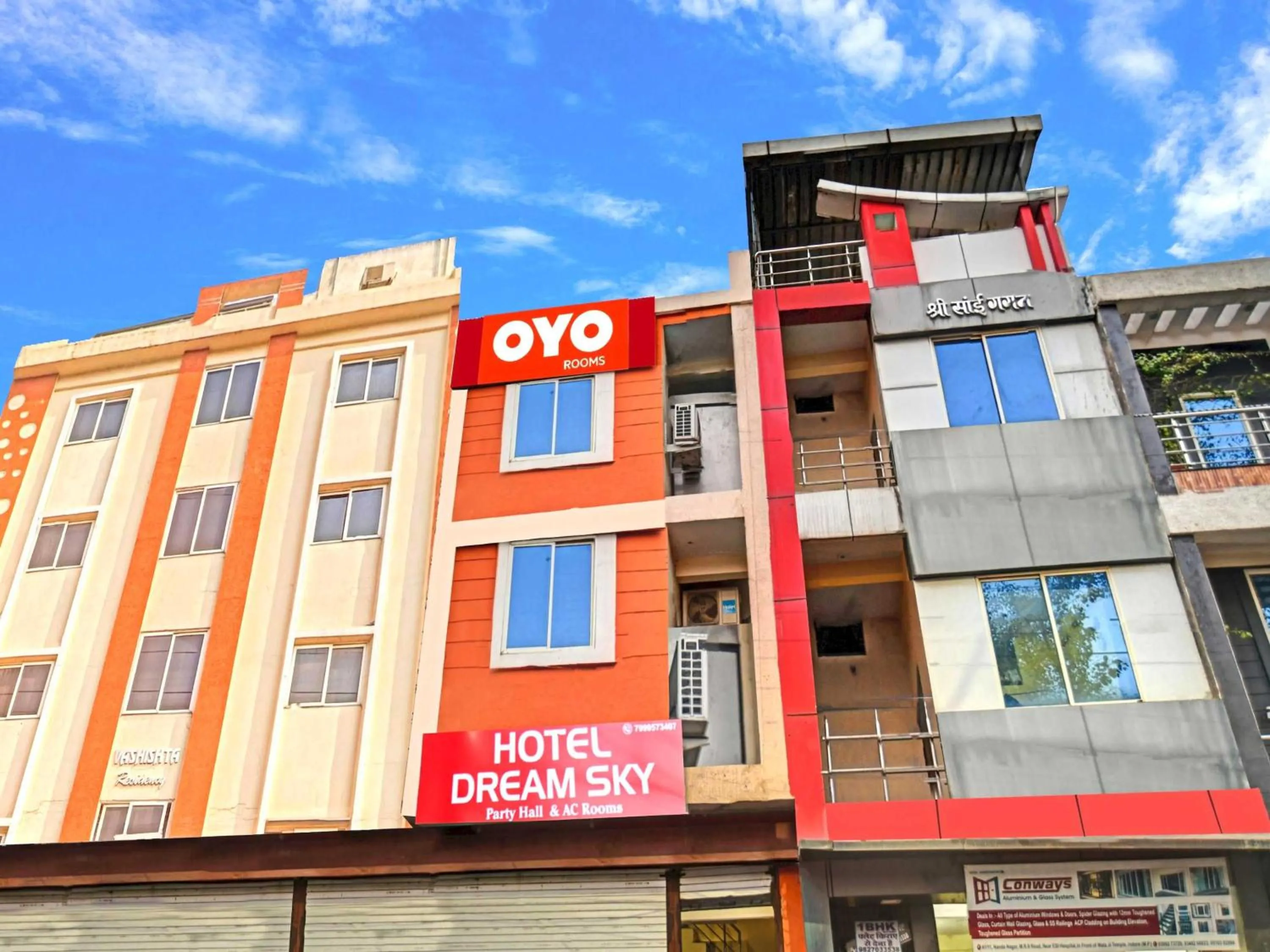 Facade/entrance in Hotel O Honey Palace In