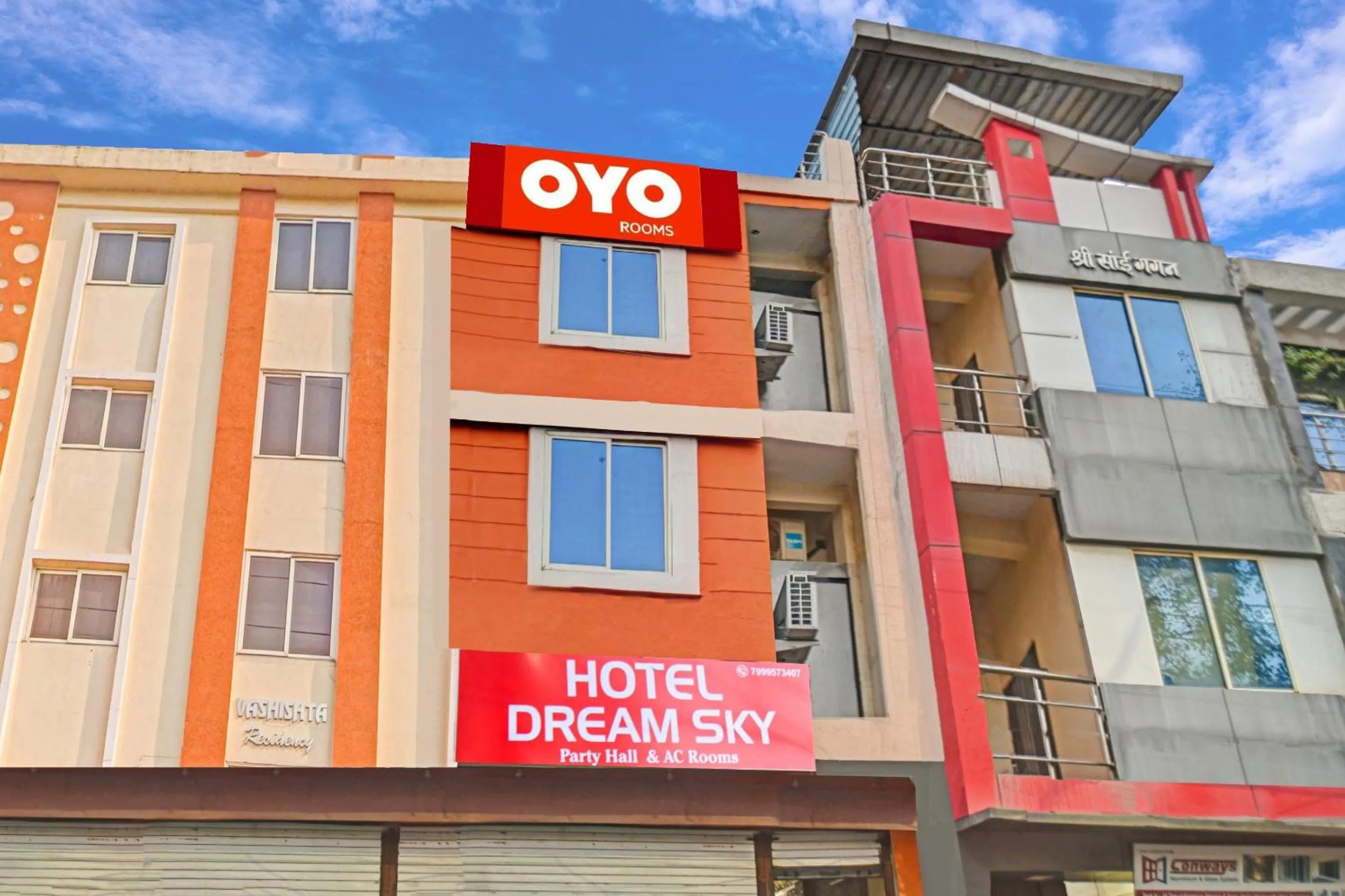 Facade/entrance in Hotel O Honey Palace In