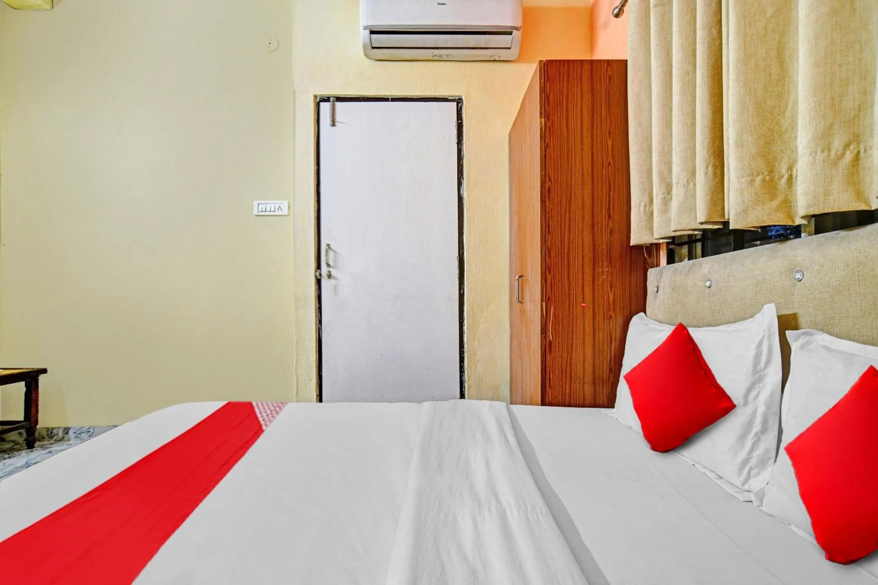 Bedroom, Bed in Hotel O Honey Palace In