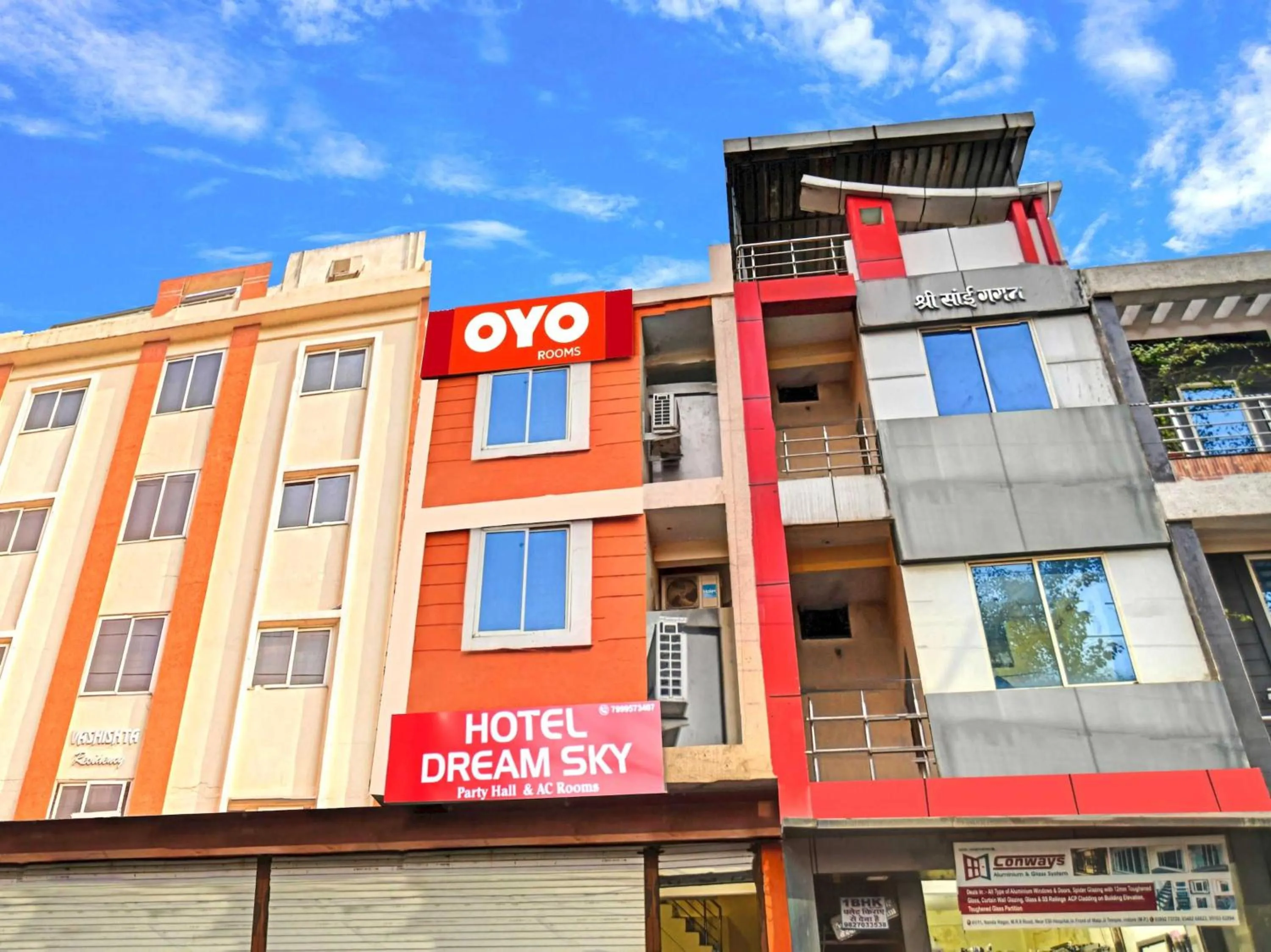 Facade/entrance in Hotel O Honey Palace In