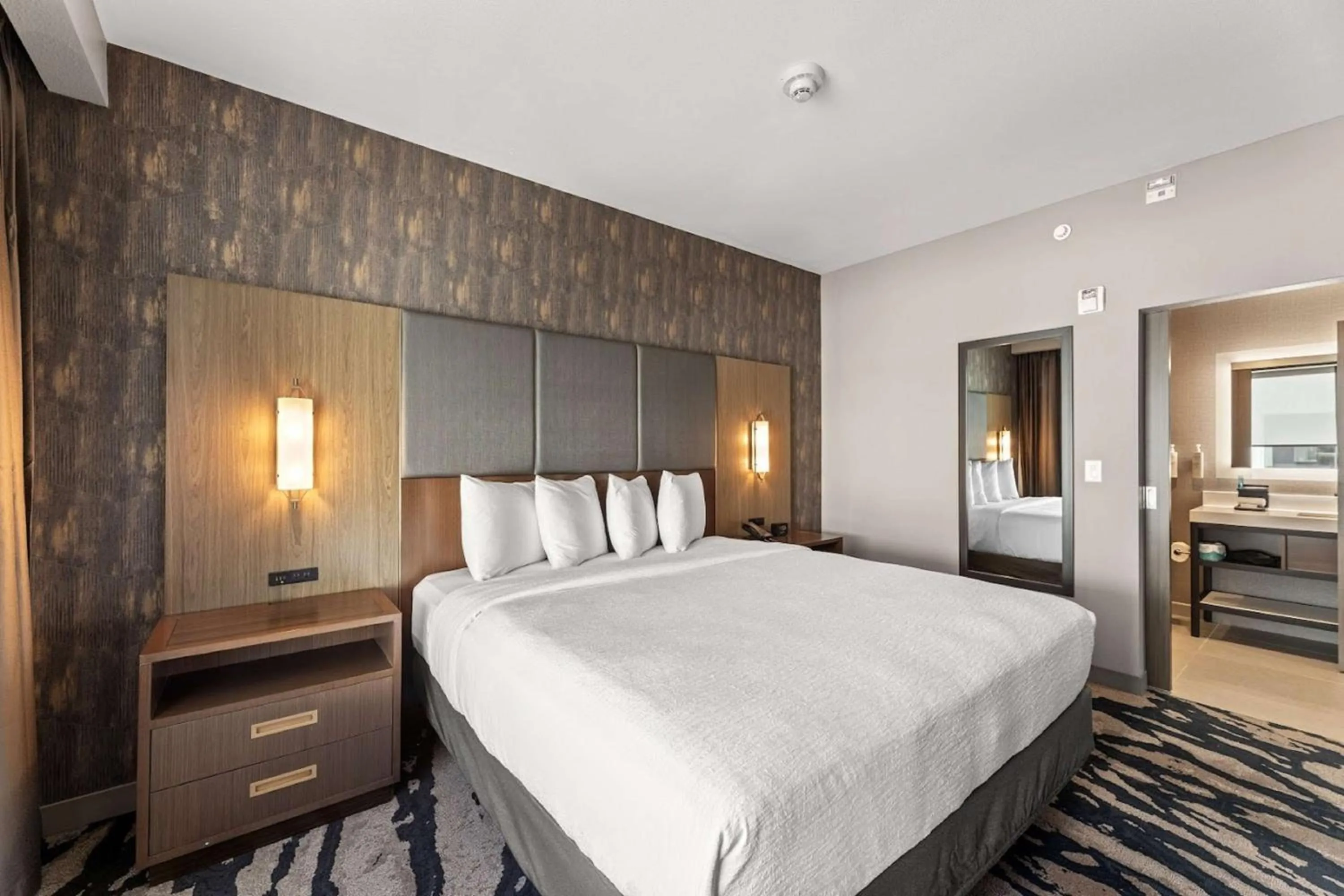 Bed in Embassy Suites By Hilton Irving Las Colinas