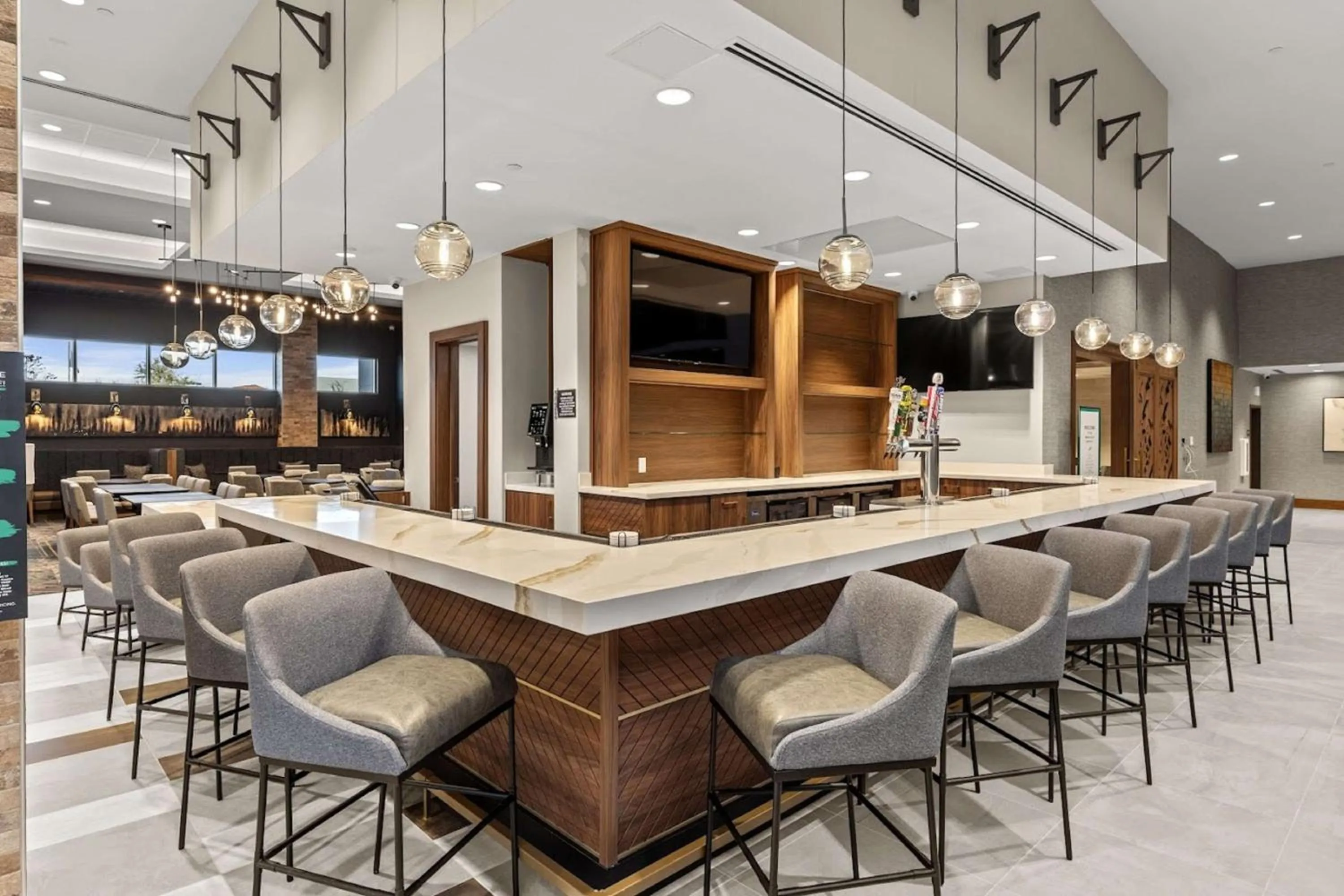 Lounge or bar in Embassy Suites By Hilton Irving Las Colinas
