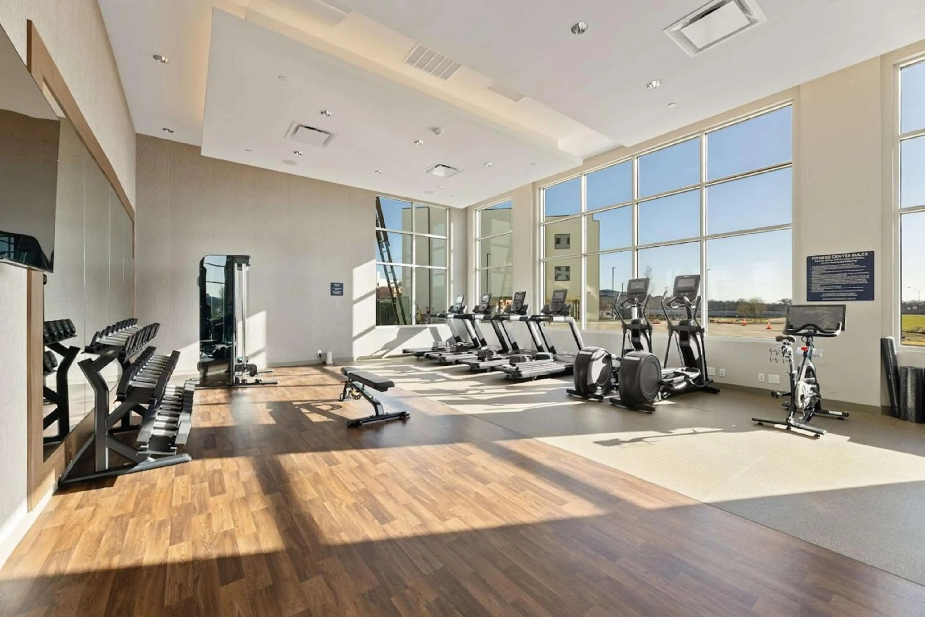 Fitness centre/facilities in Embassy Suites By Hilton Irving Las Colinas
