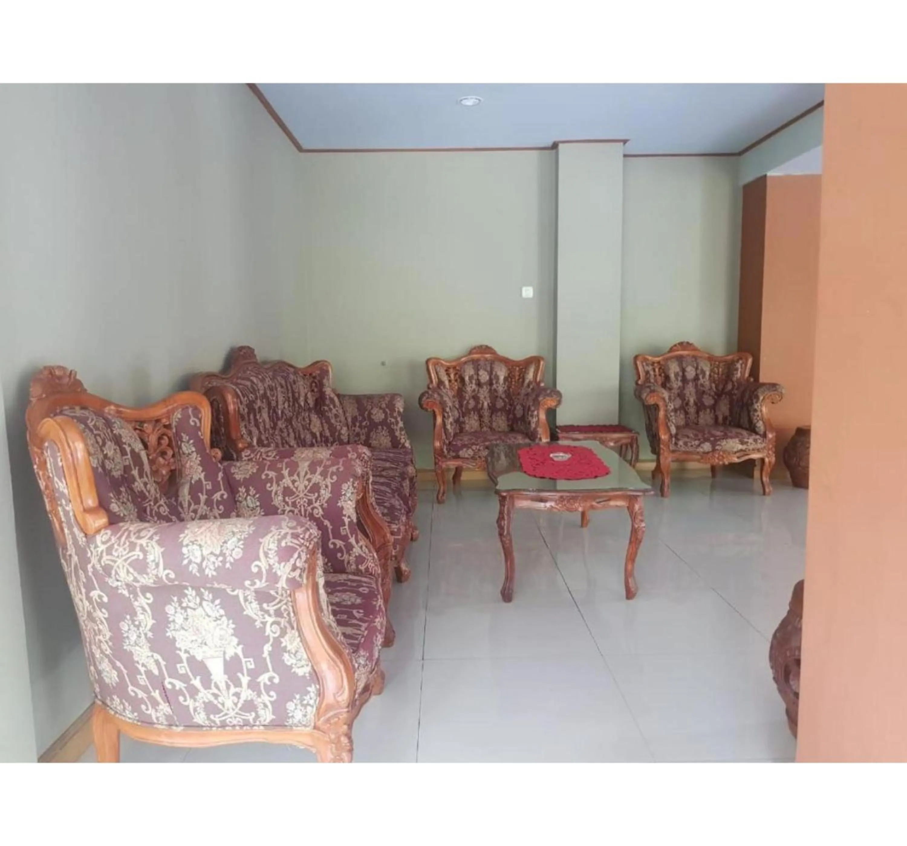 Seating area in Hotel O Subur