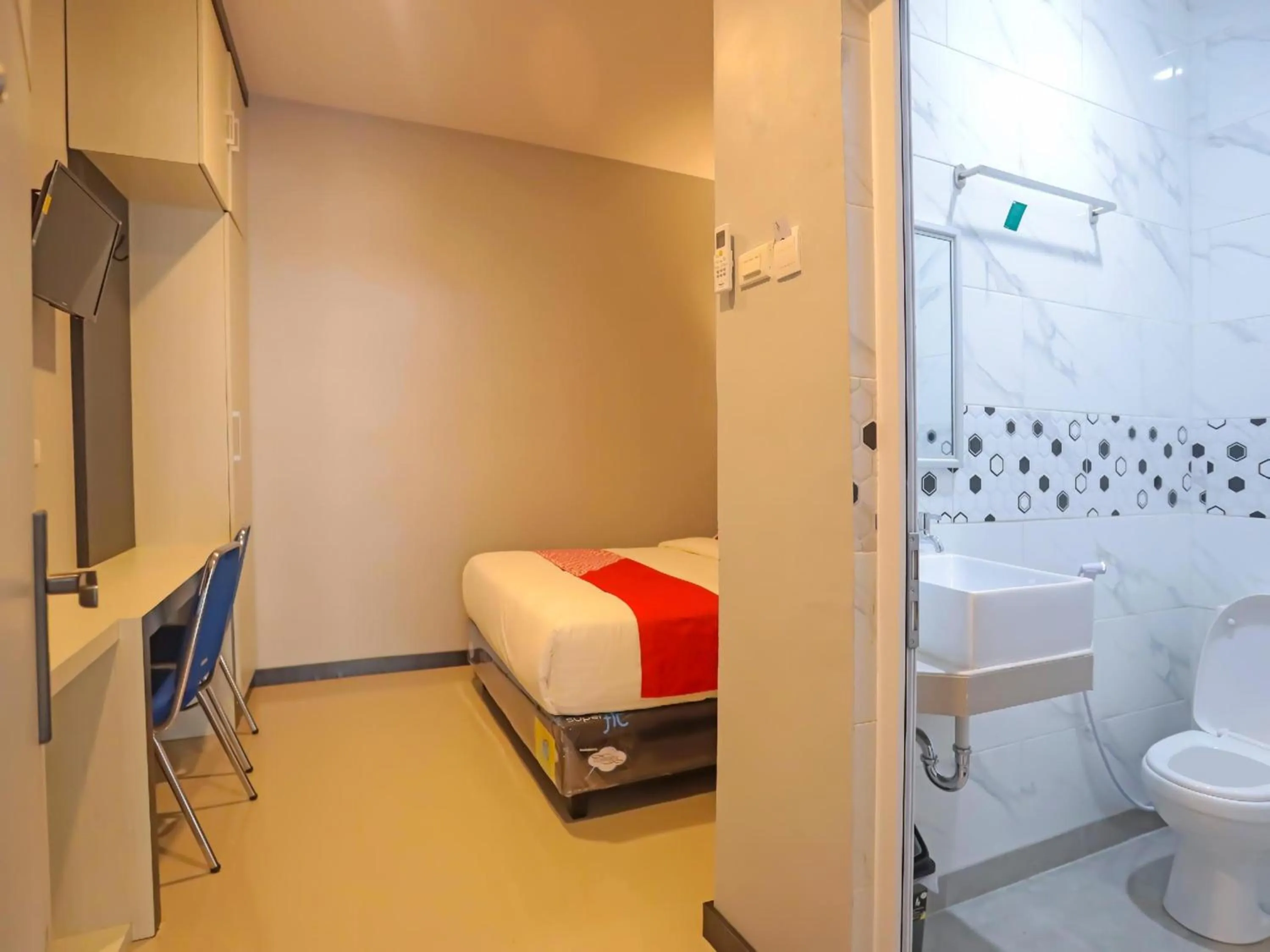 Bathroom in Capital O 92096 Kuala Ulee Lheue Residence Syariah