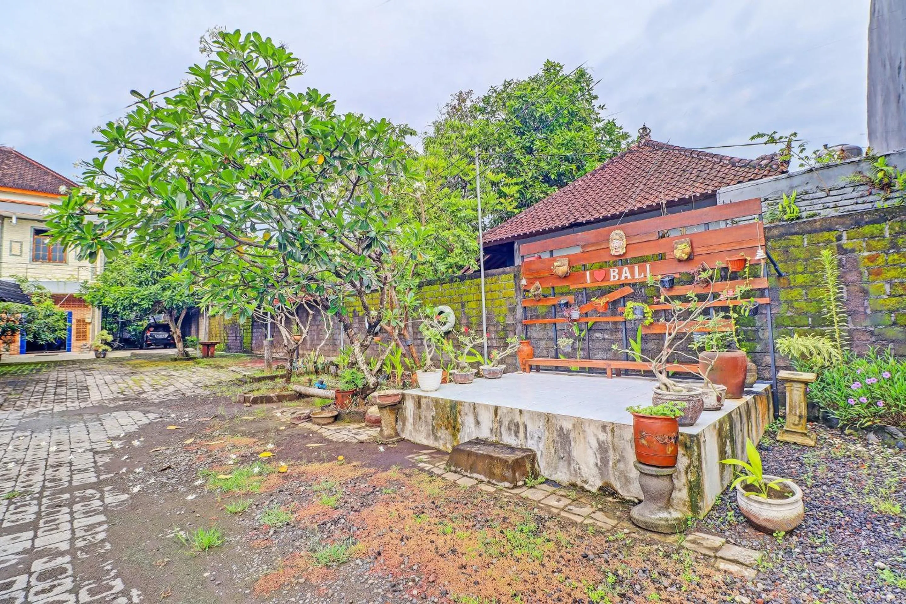 Facade/entrance in Capital O 92094 Hotel Kertha