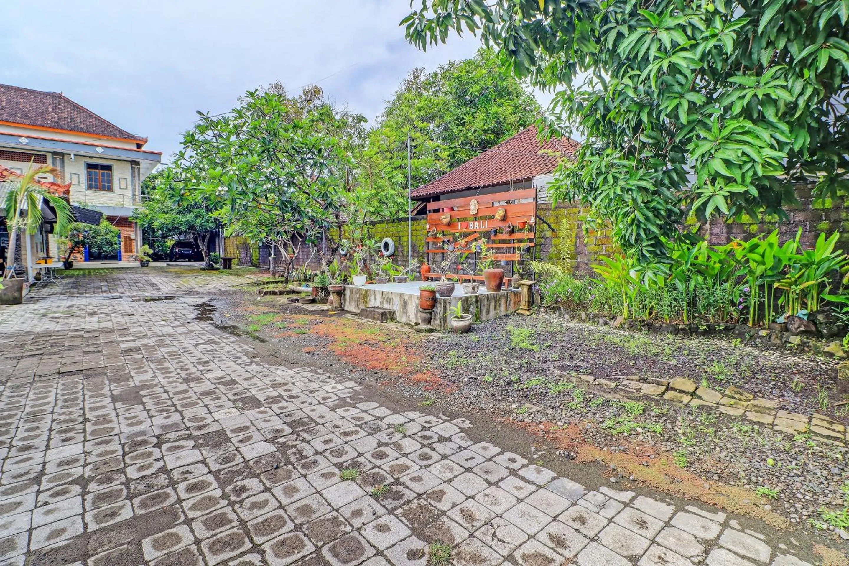 Facade/entrance in Capital O 92094 Hotel Kertha