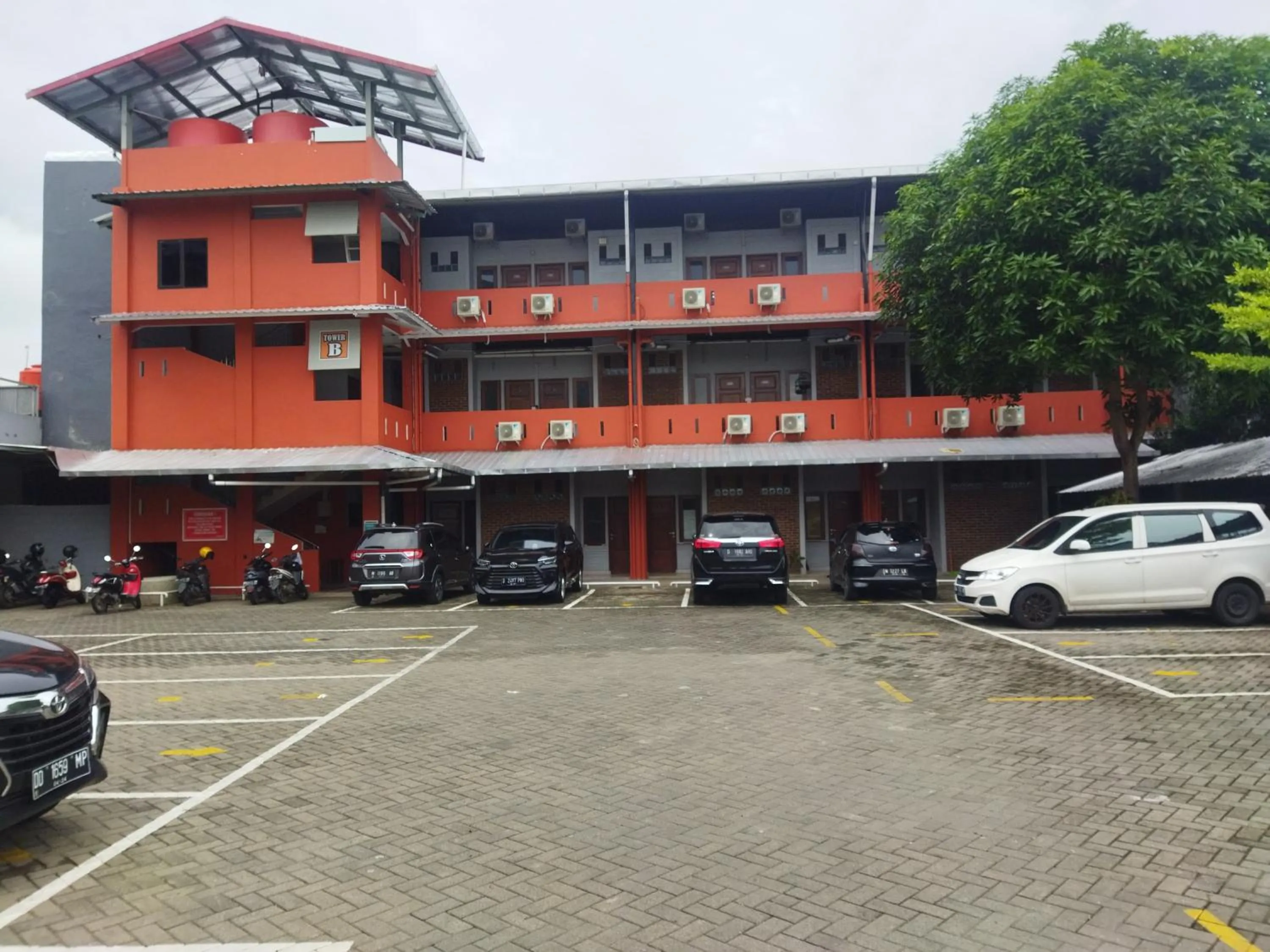 Facade/entrance in Hotel O Kost Orange Syariah