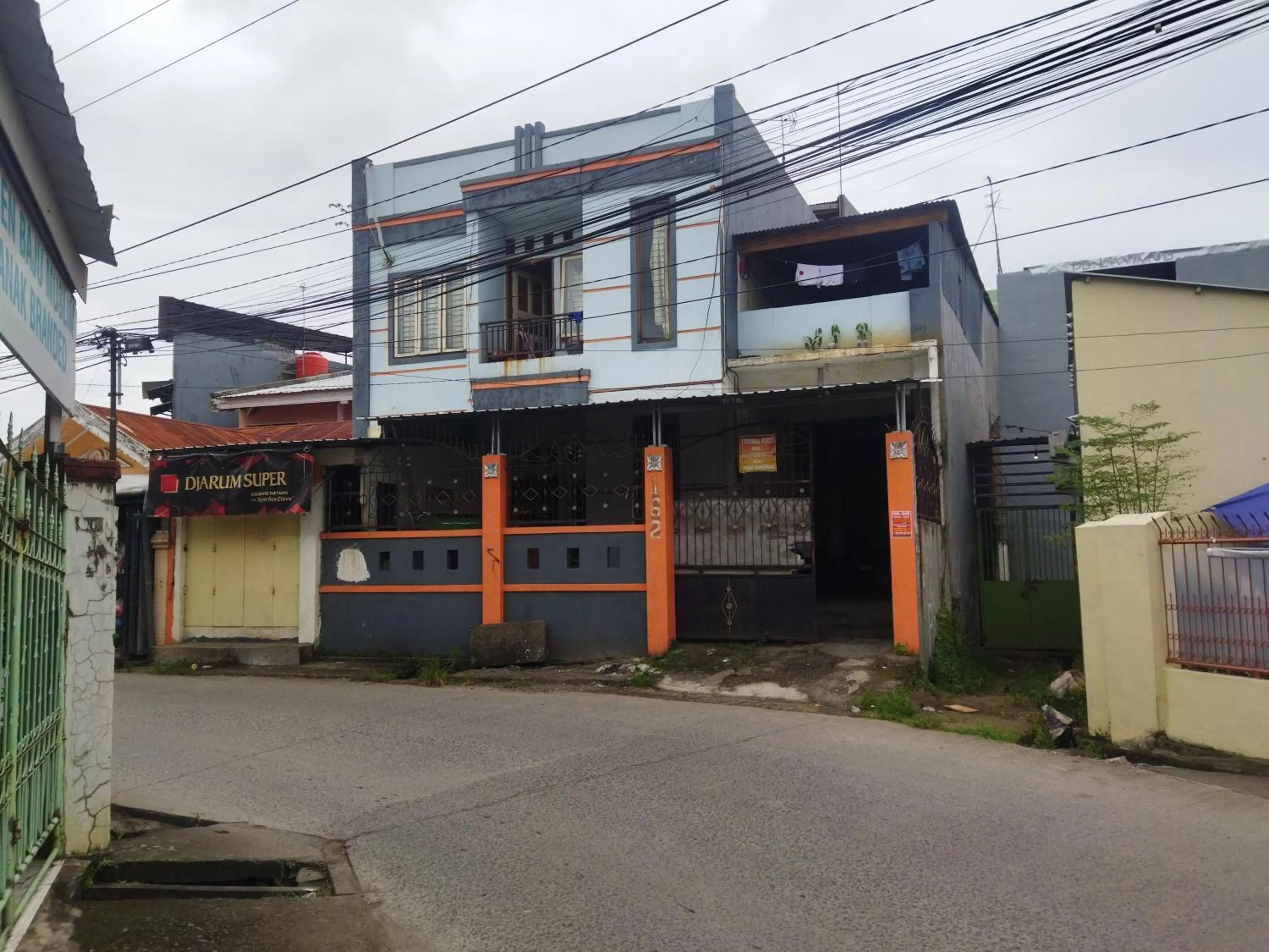 Facade/entrance in Hotel O Kost Biru