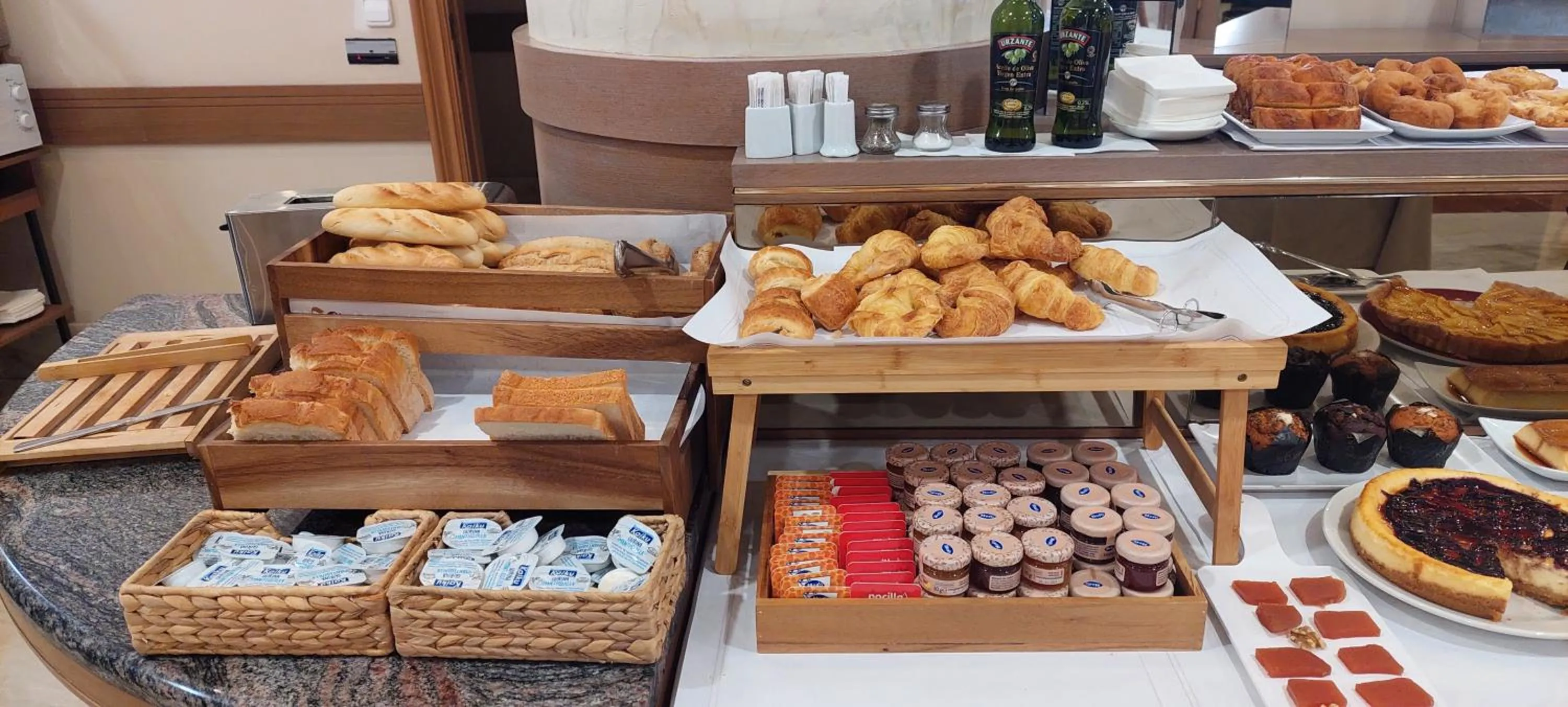 Buffet breakfast in Hotel Albret