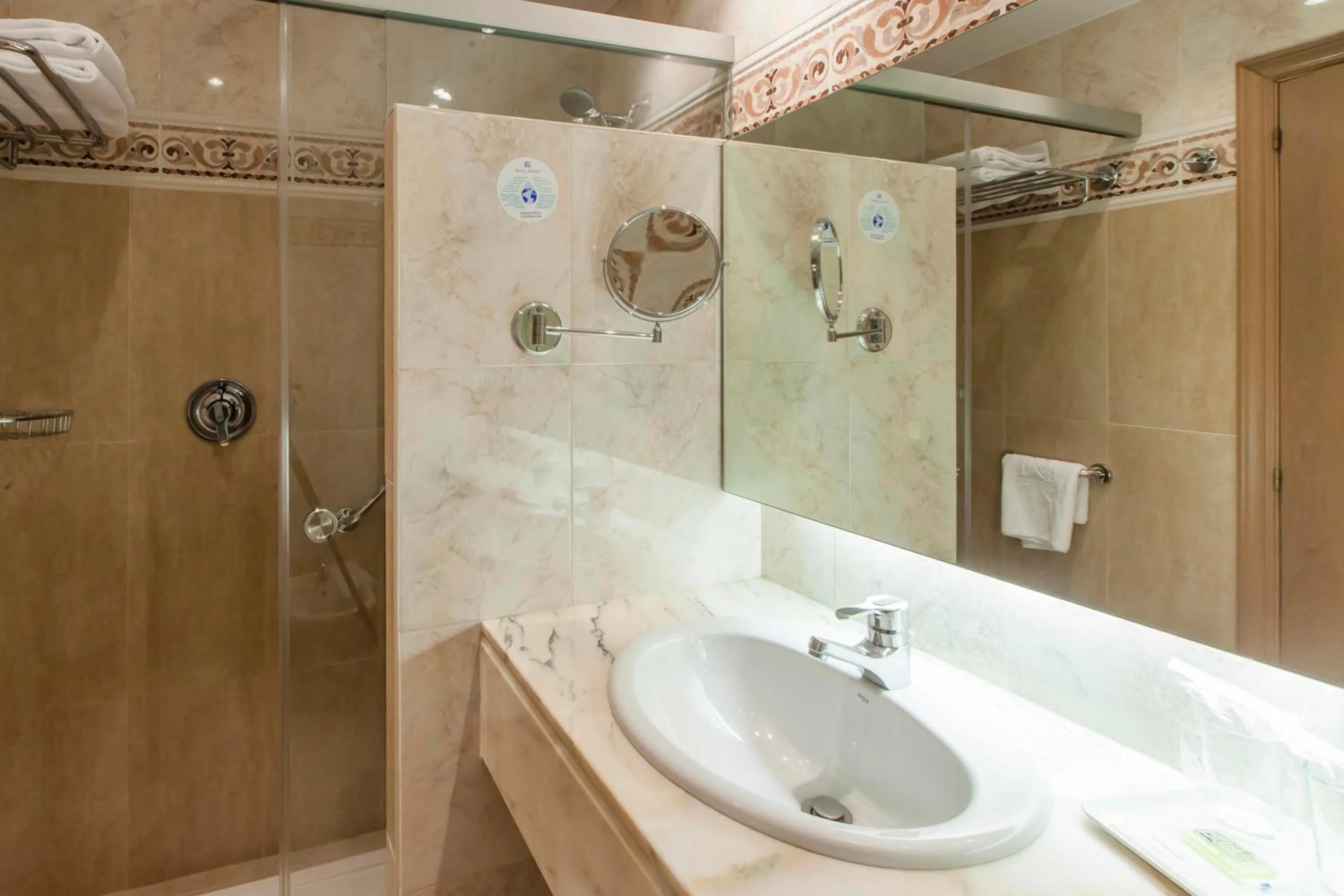 Shower in Hotel Albret