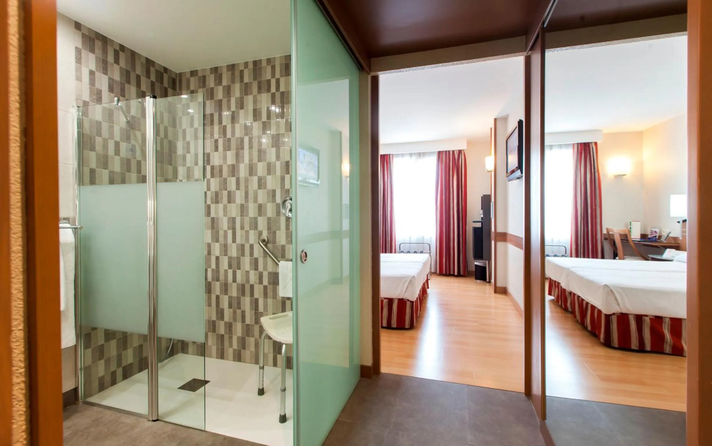 Shower in Hotel Albret