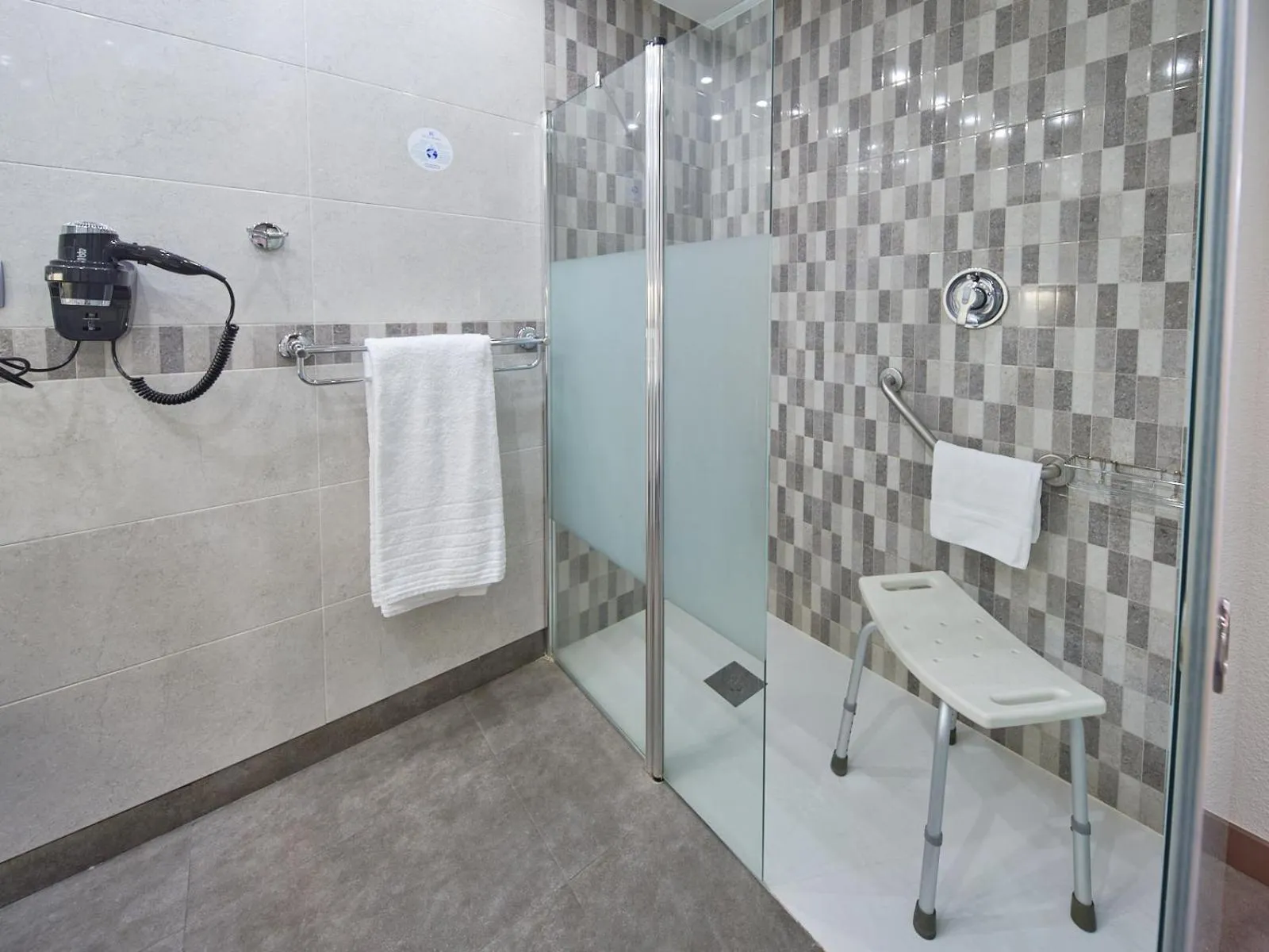 Bathroom in Hotel Albret