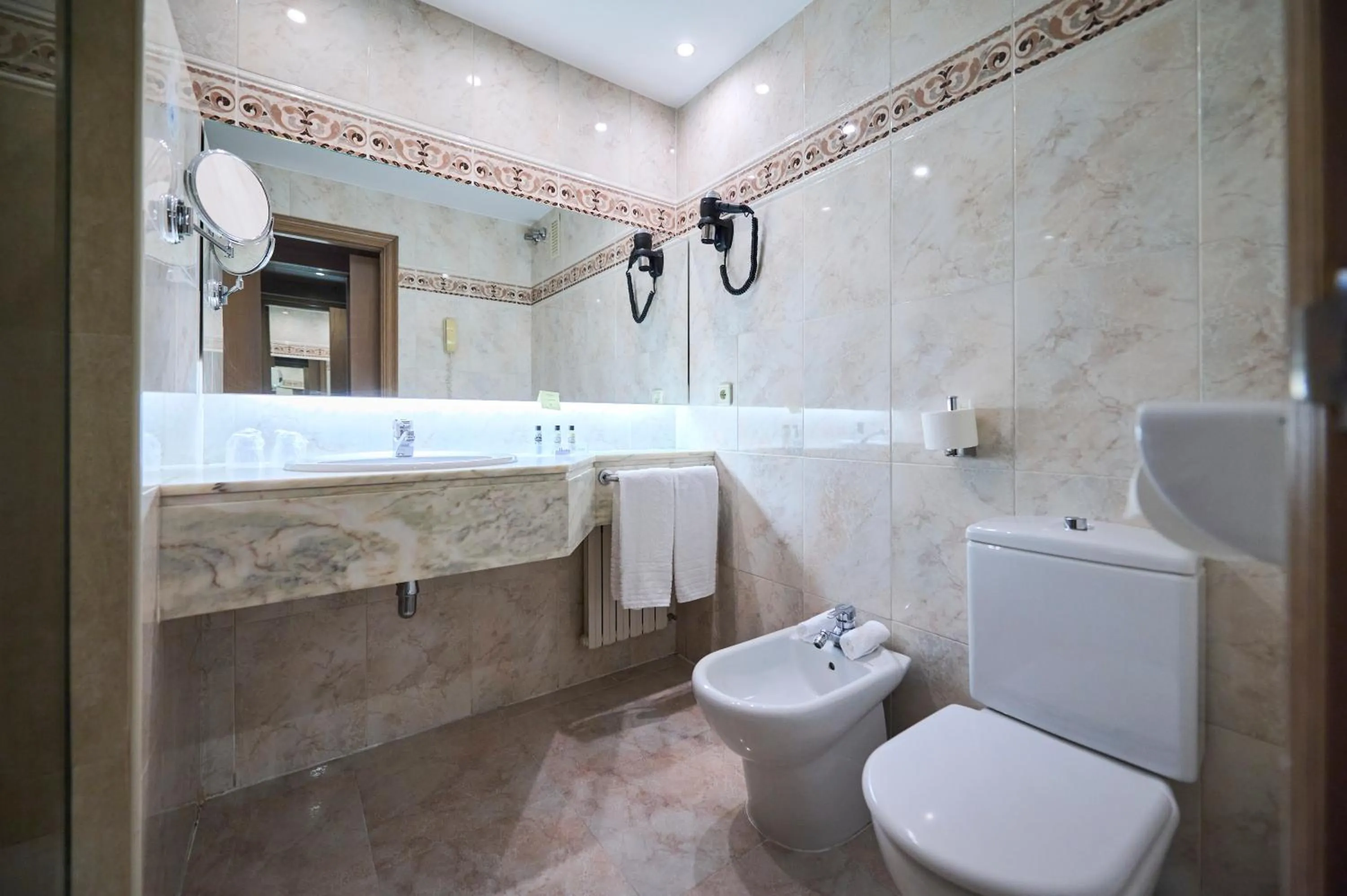 Bathroom in Hotel Albret