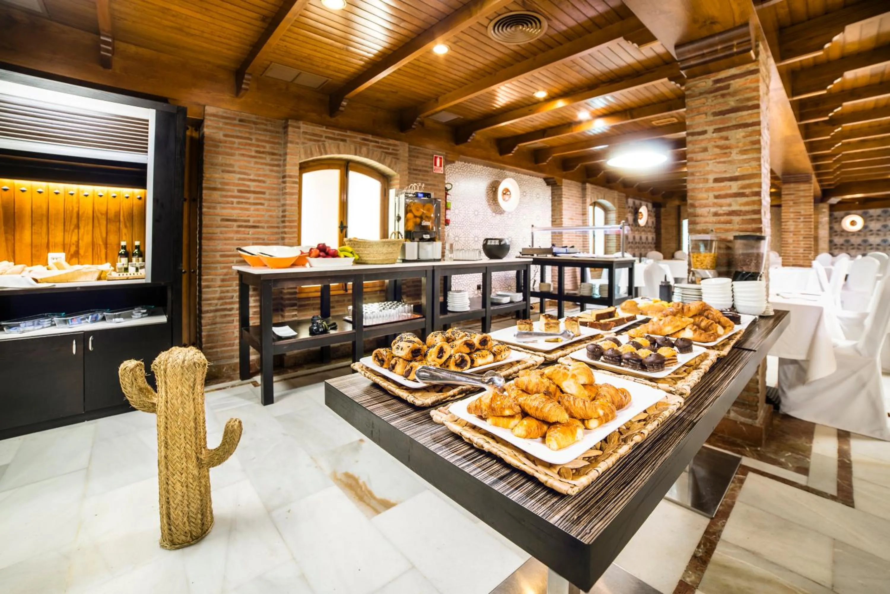 Buffet breakfast in Nuevo Torreluz