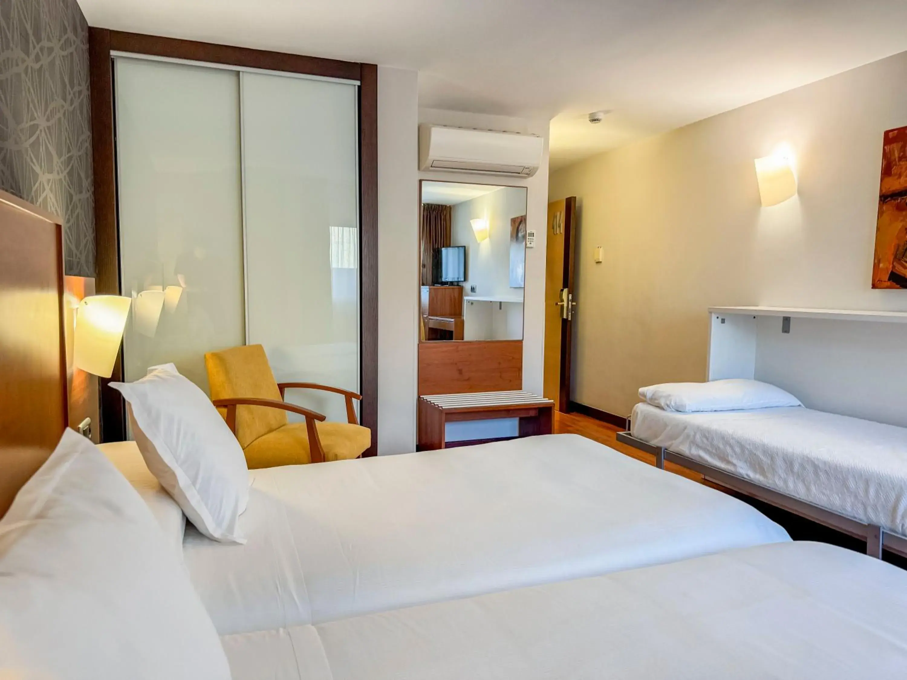 Superior Doble Room with extra bed and free access to Solarium in Nuevo Torreluz Superior Doble Room with extra bed and free access to Solarium in Nuevo Torreluz