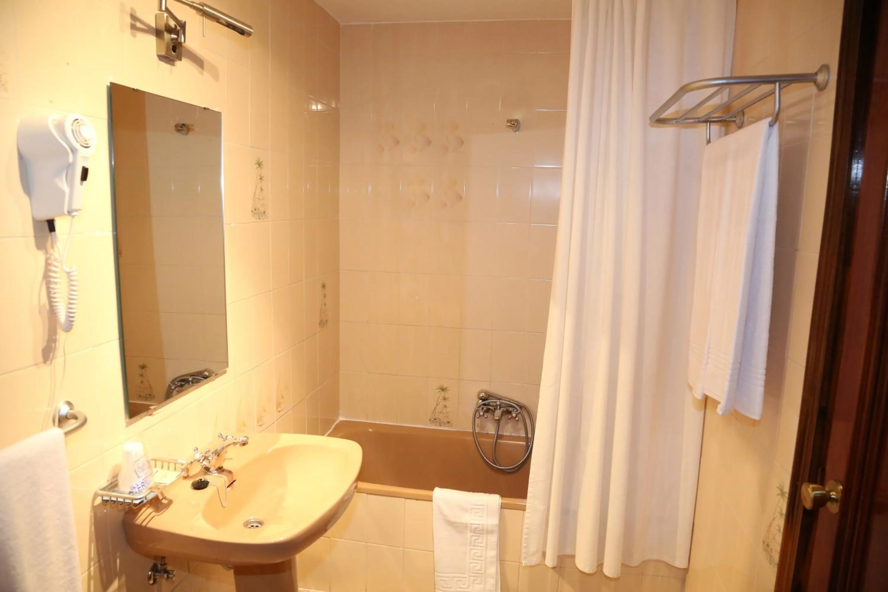 Bathroom in Hotel Puerta Nazarí