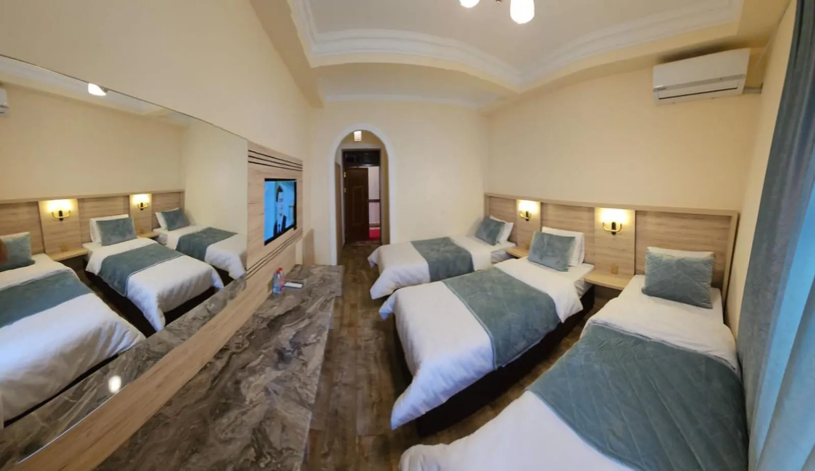 Communal lounge/ TV room, Bed in Old City Ganja