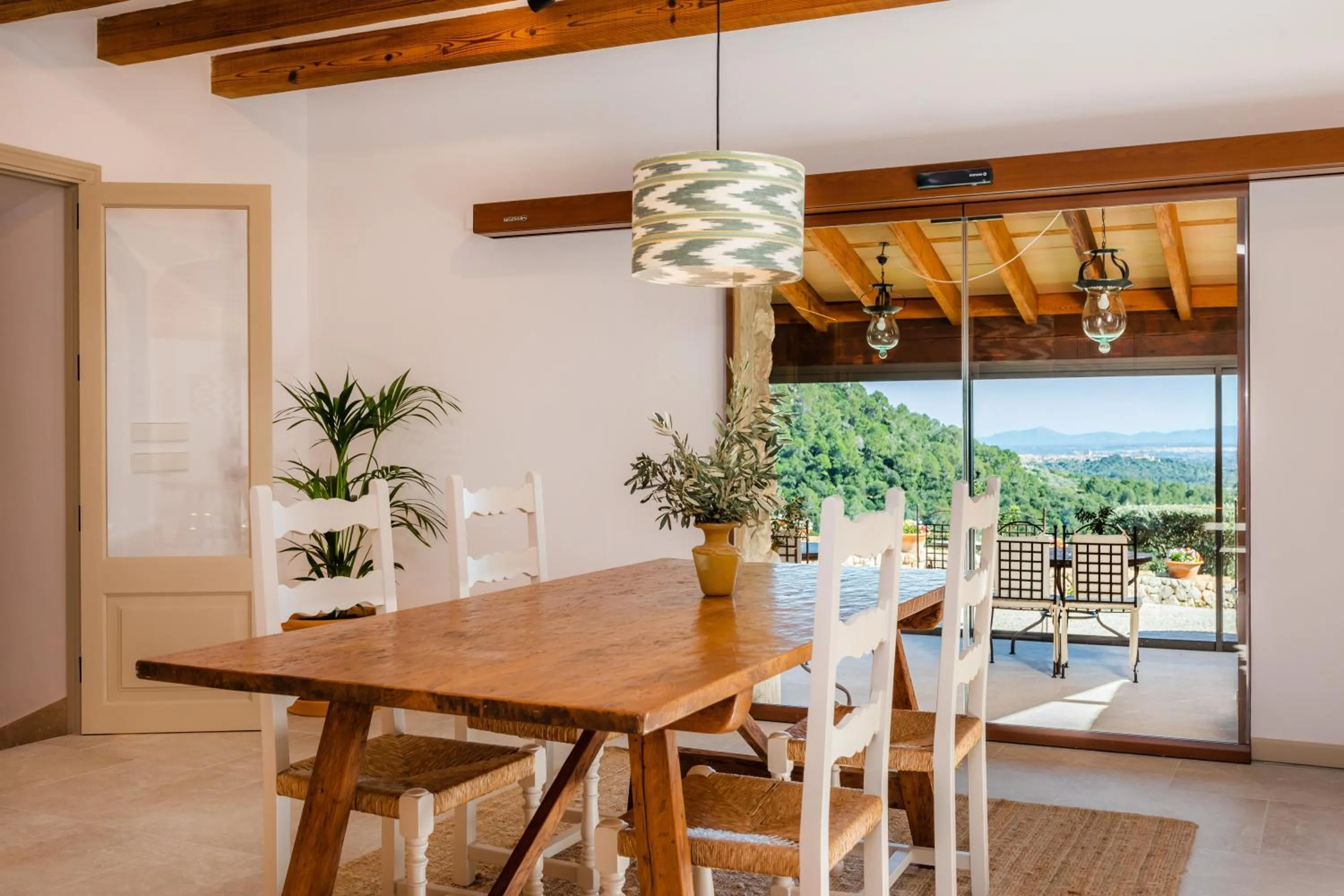 Restaurant/places to eat in Finca Albellons