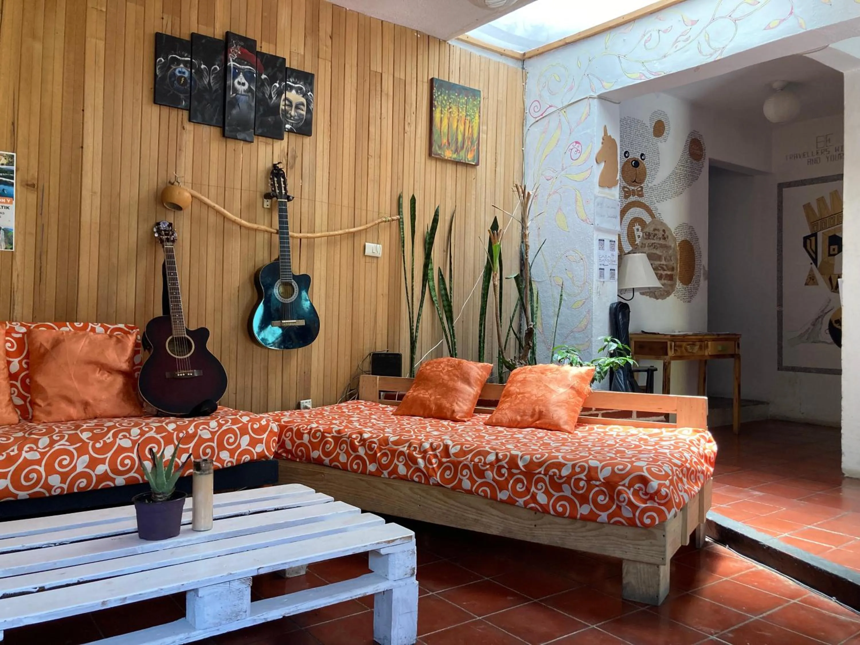 Communal lounge/ TV room in Casa Satoshi