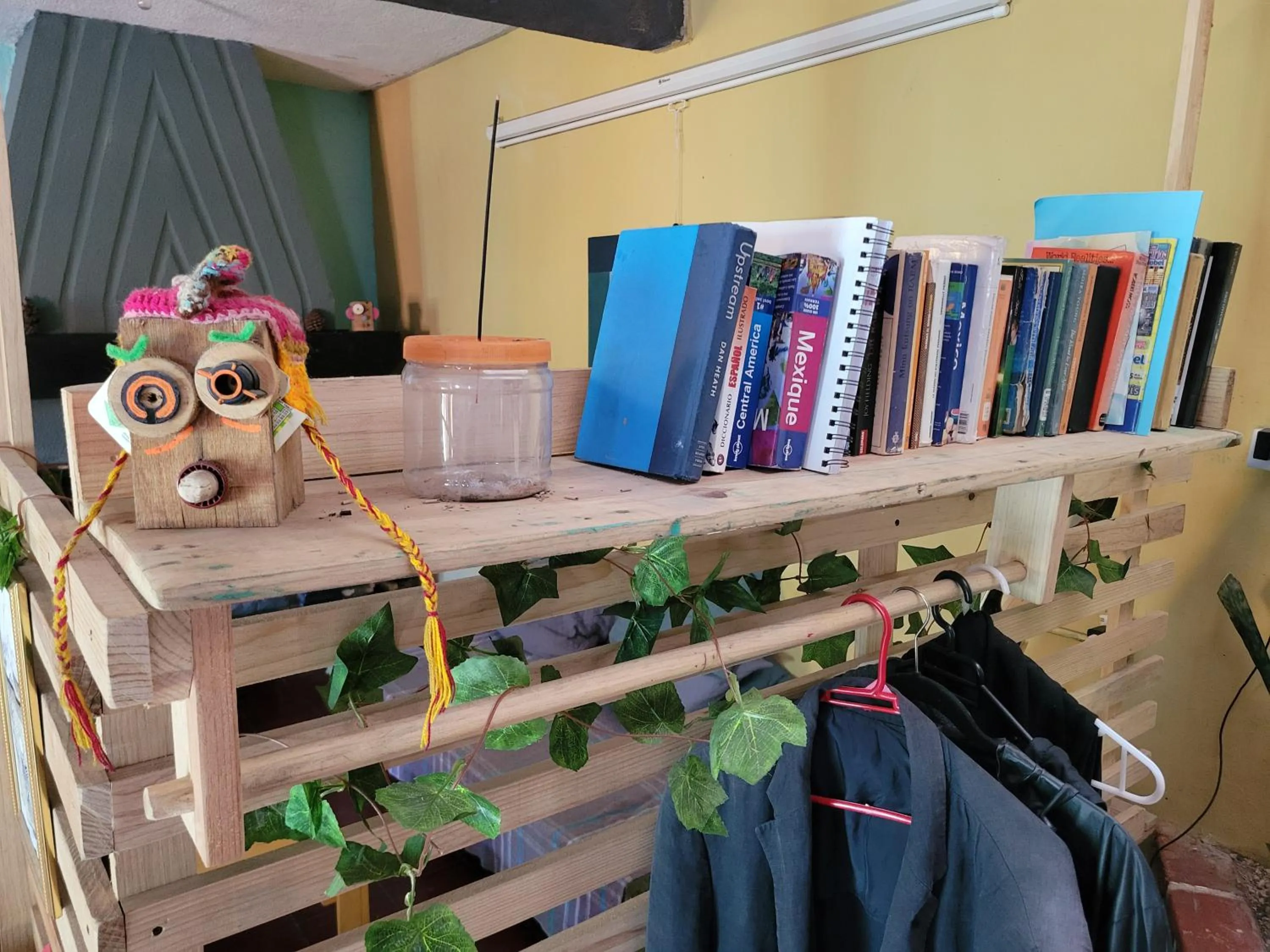 Communal lounge/ TV room in Casa Satoshi