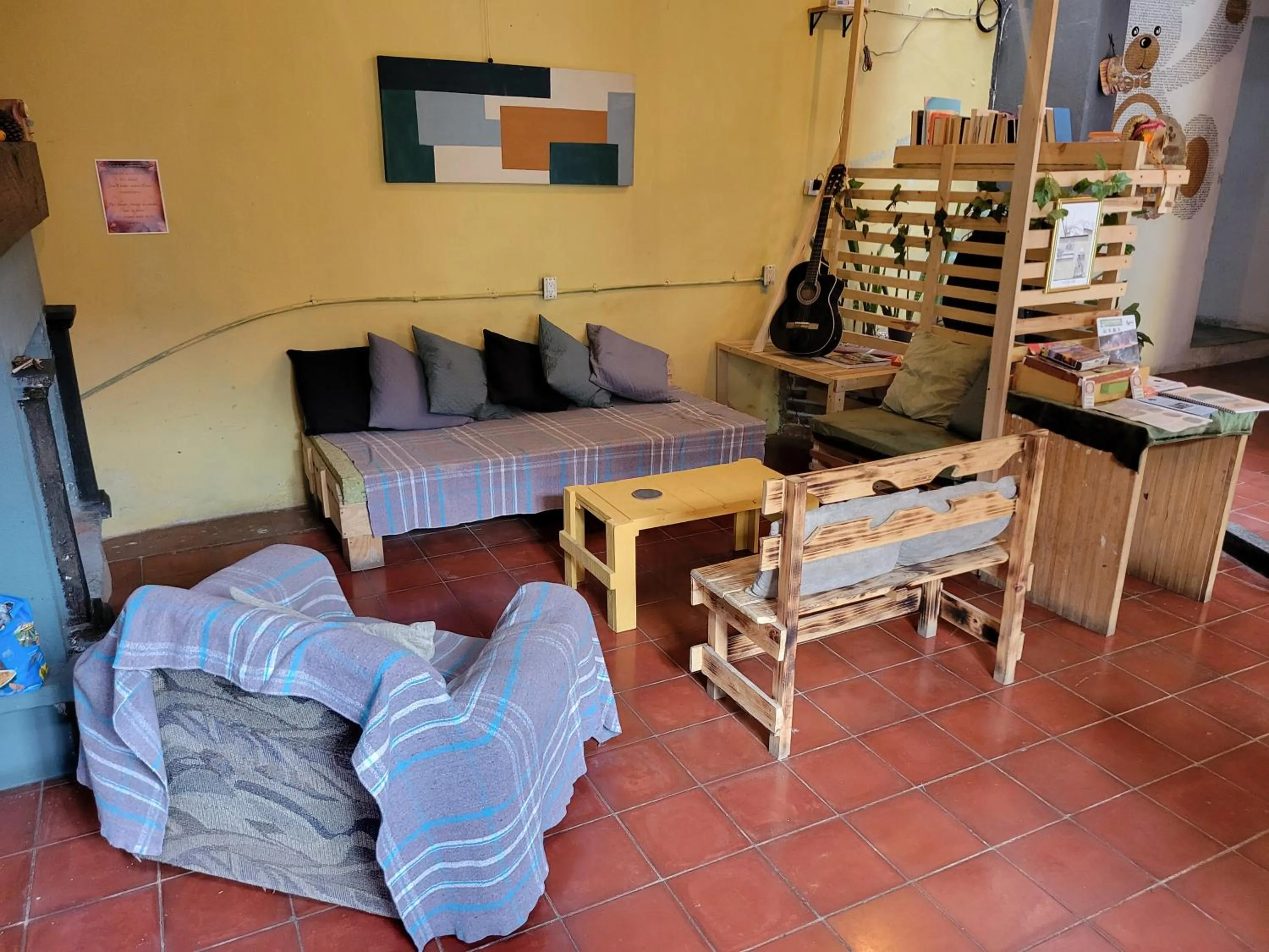 Communal lounge/ TV room in Casa Satoshi