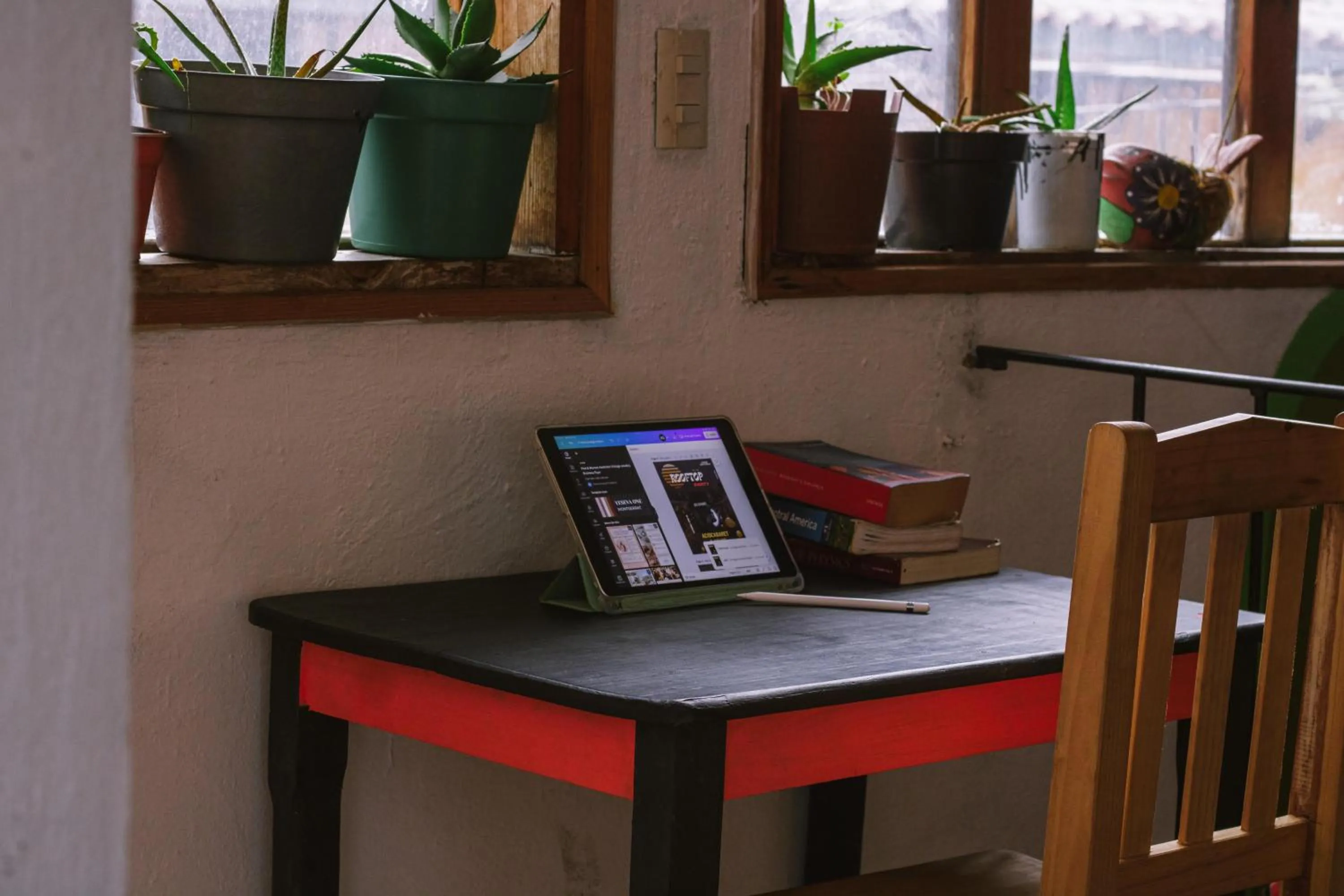 Communal lounge/ TV room in Casa Satoshi