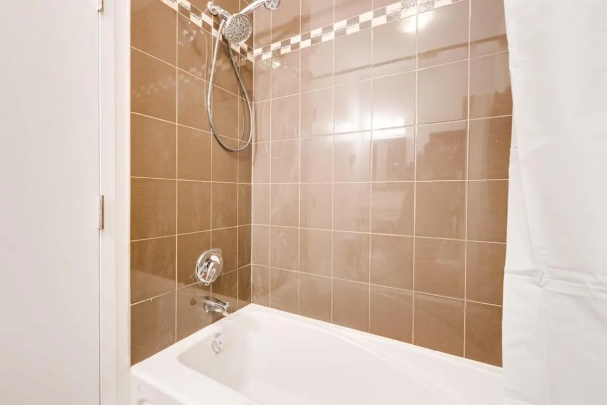 M11 Beautiful Cozy 2BR wAC Perfect Location