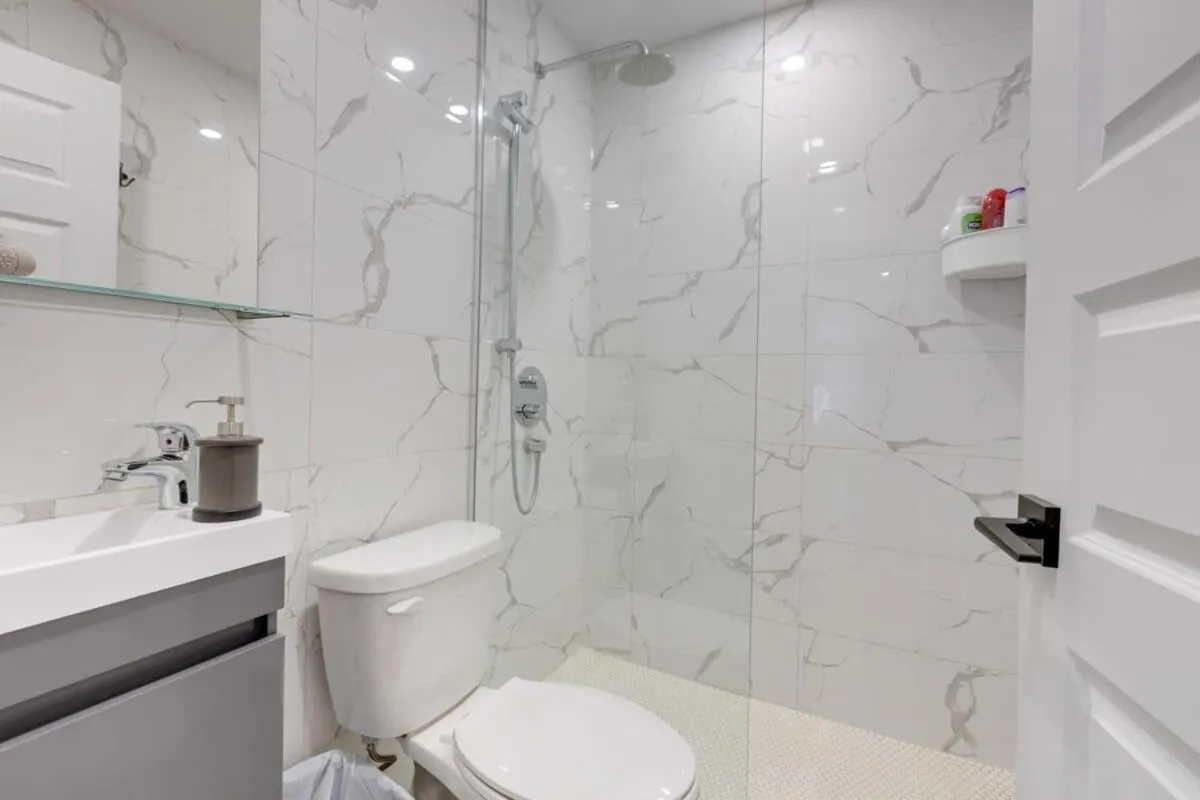 M11 Upscale Studio wQueen Bed AC Prime Location