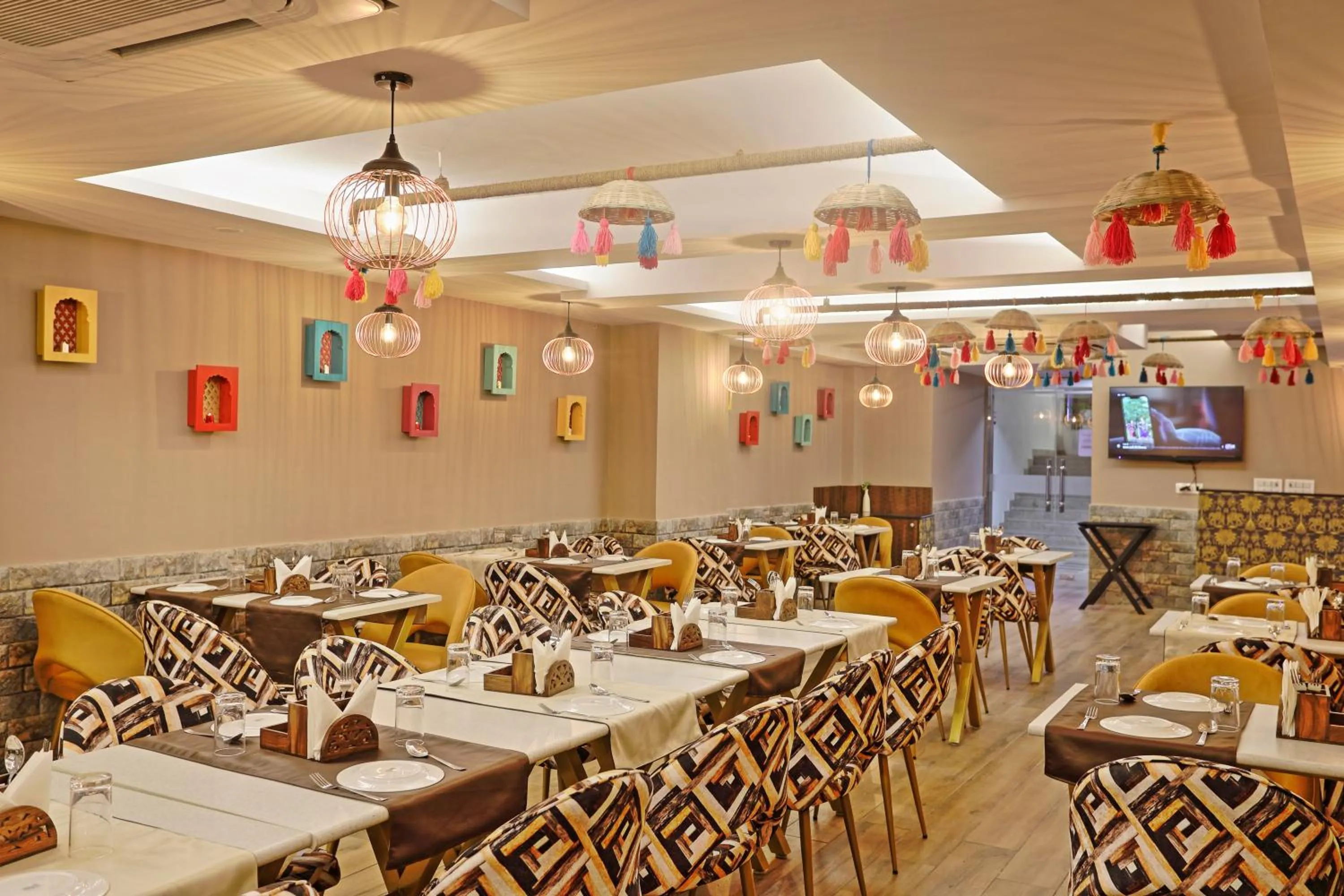 Restaurant/places to eat in Hotel Cardinal Oxmo Delhi Airport
