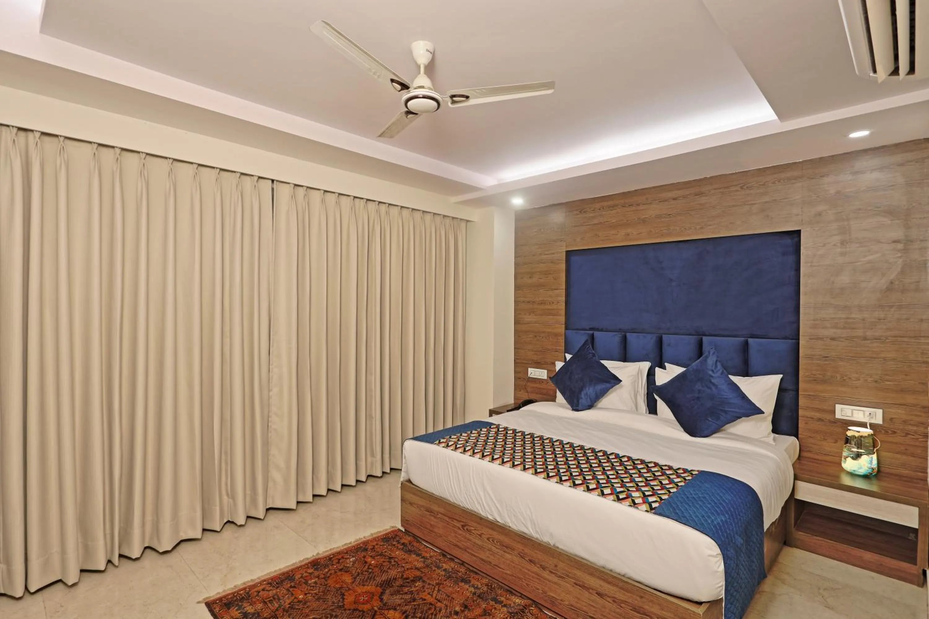 Bedroom in Hotel Cardinal Oxmo Delhi Airport