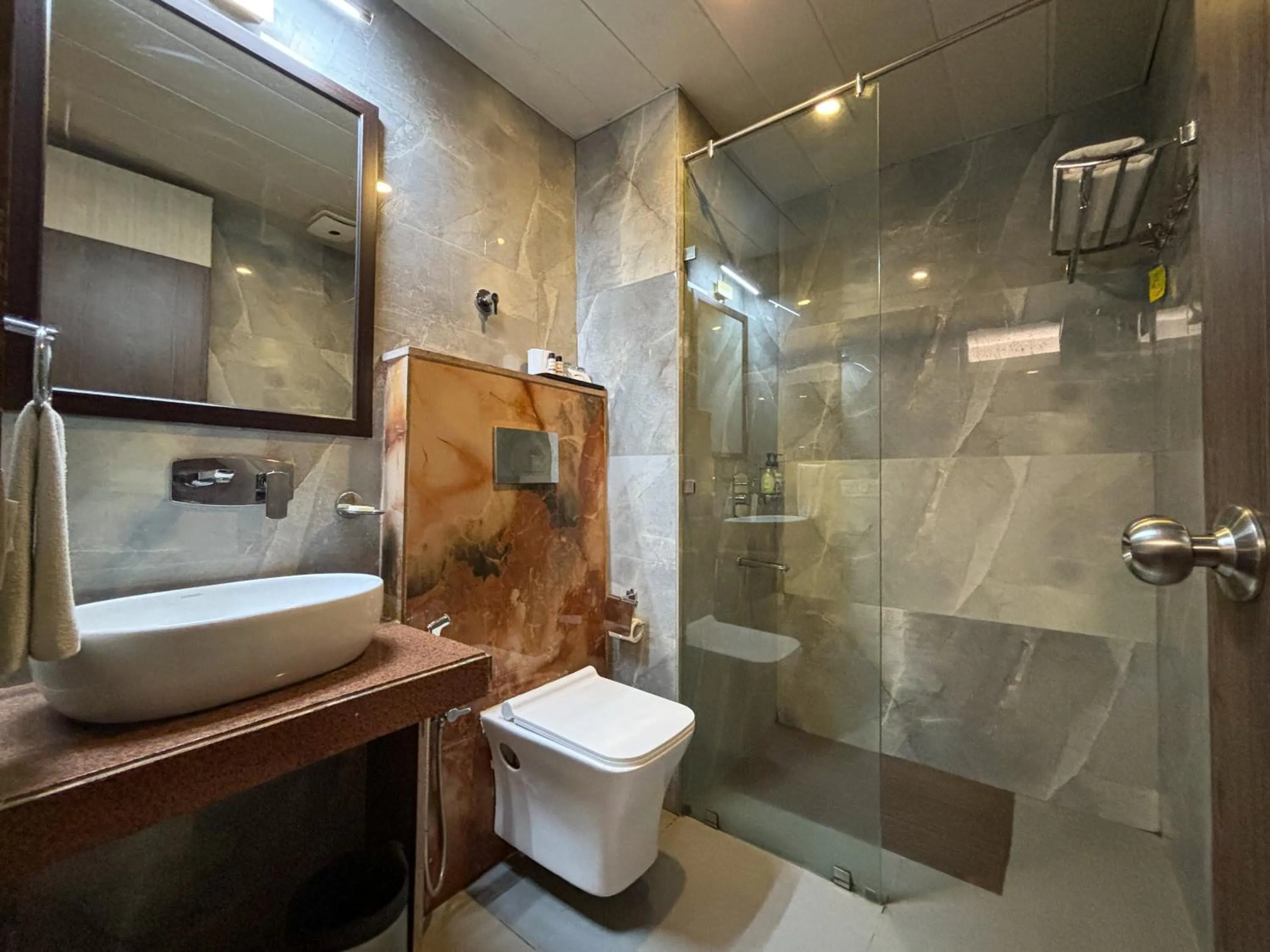 Bathroom in Hotel Cardinal Oxmo Delhi Airport