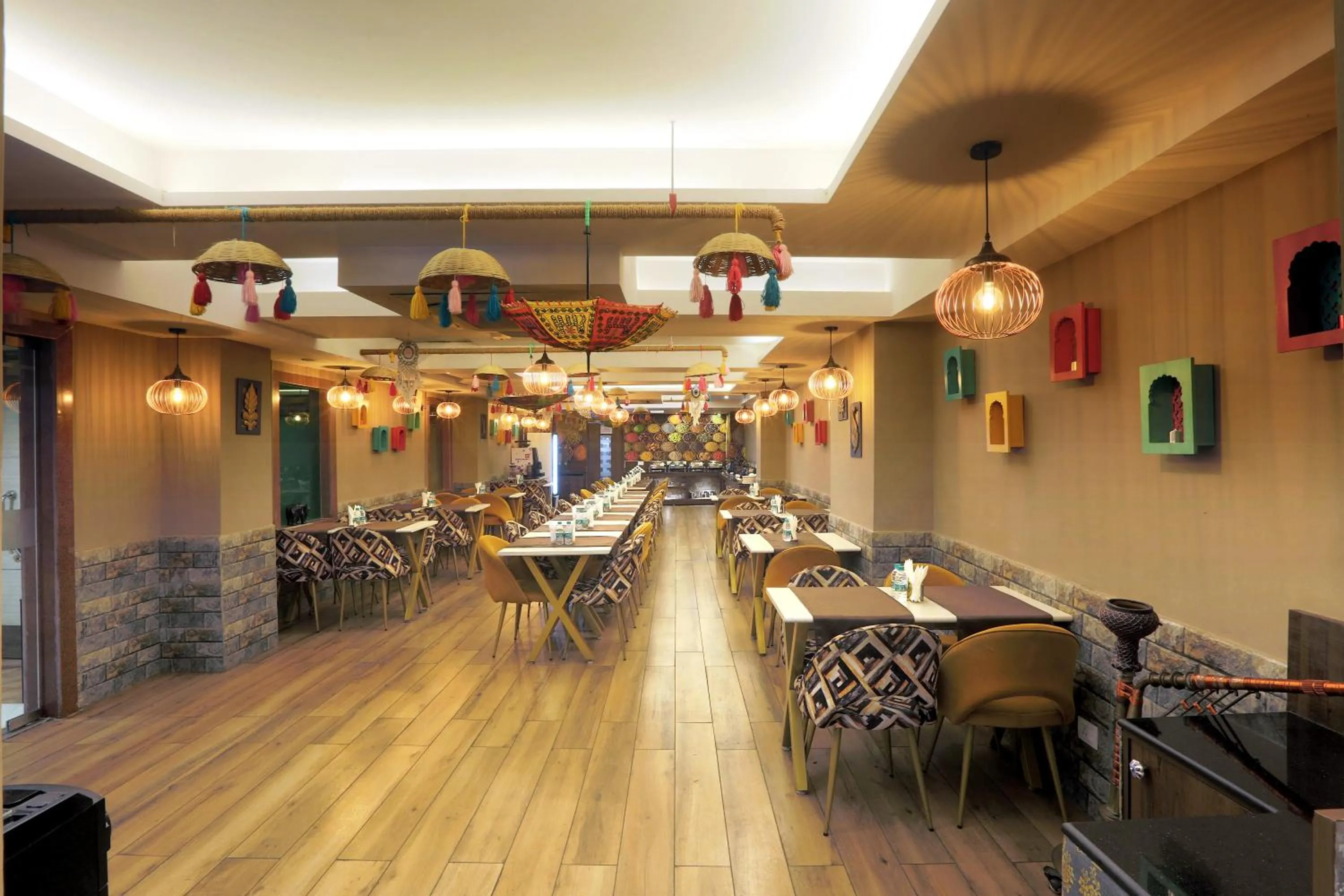 Restaurant/places to eat in Hotel Cardinal Oxmo Delhi Airport