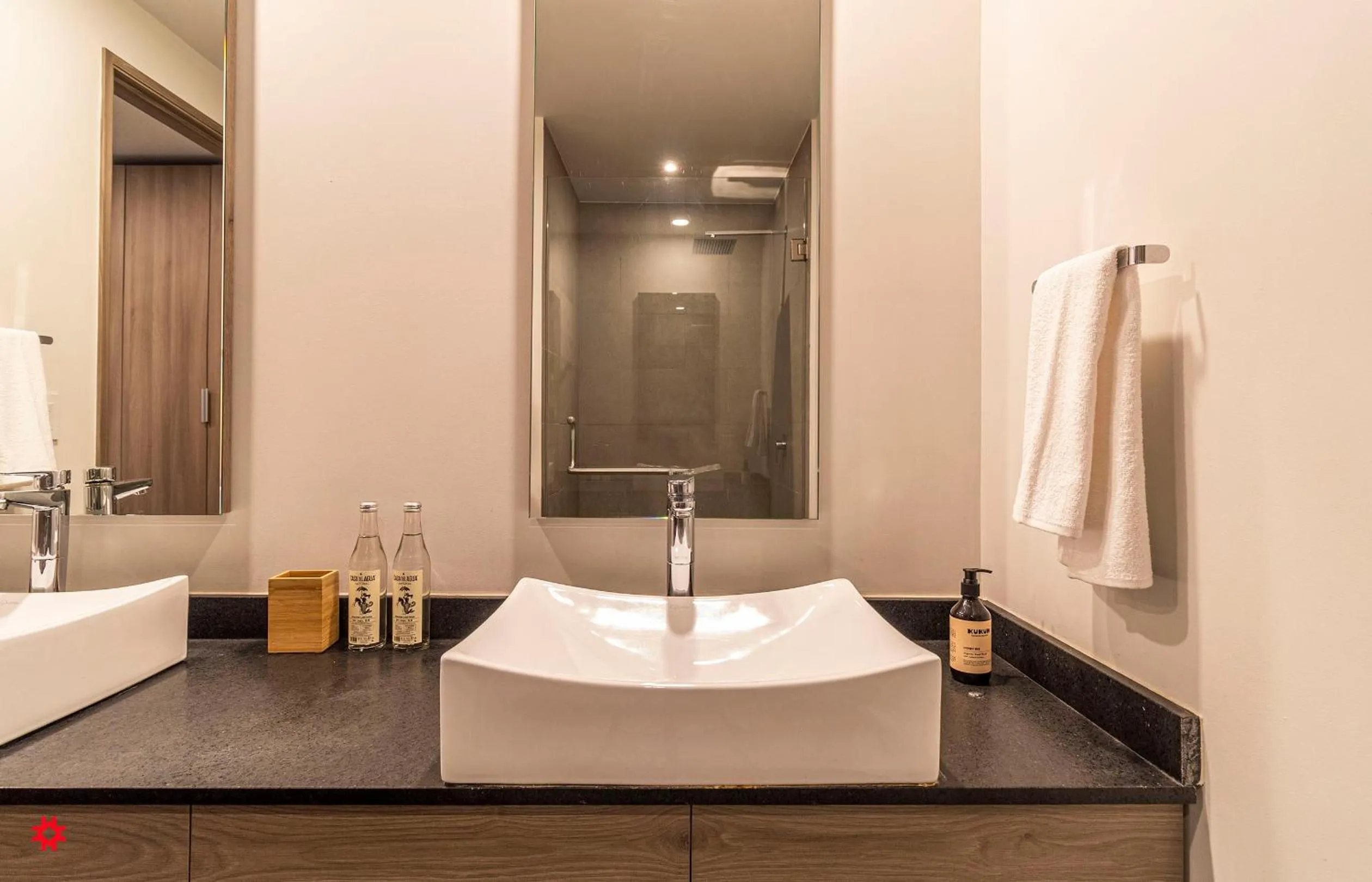 Shower in Casa Latitud by Kukun