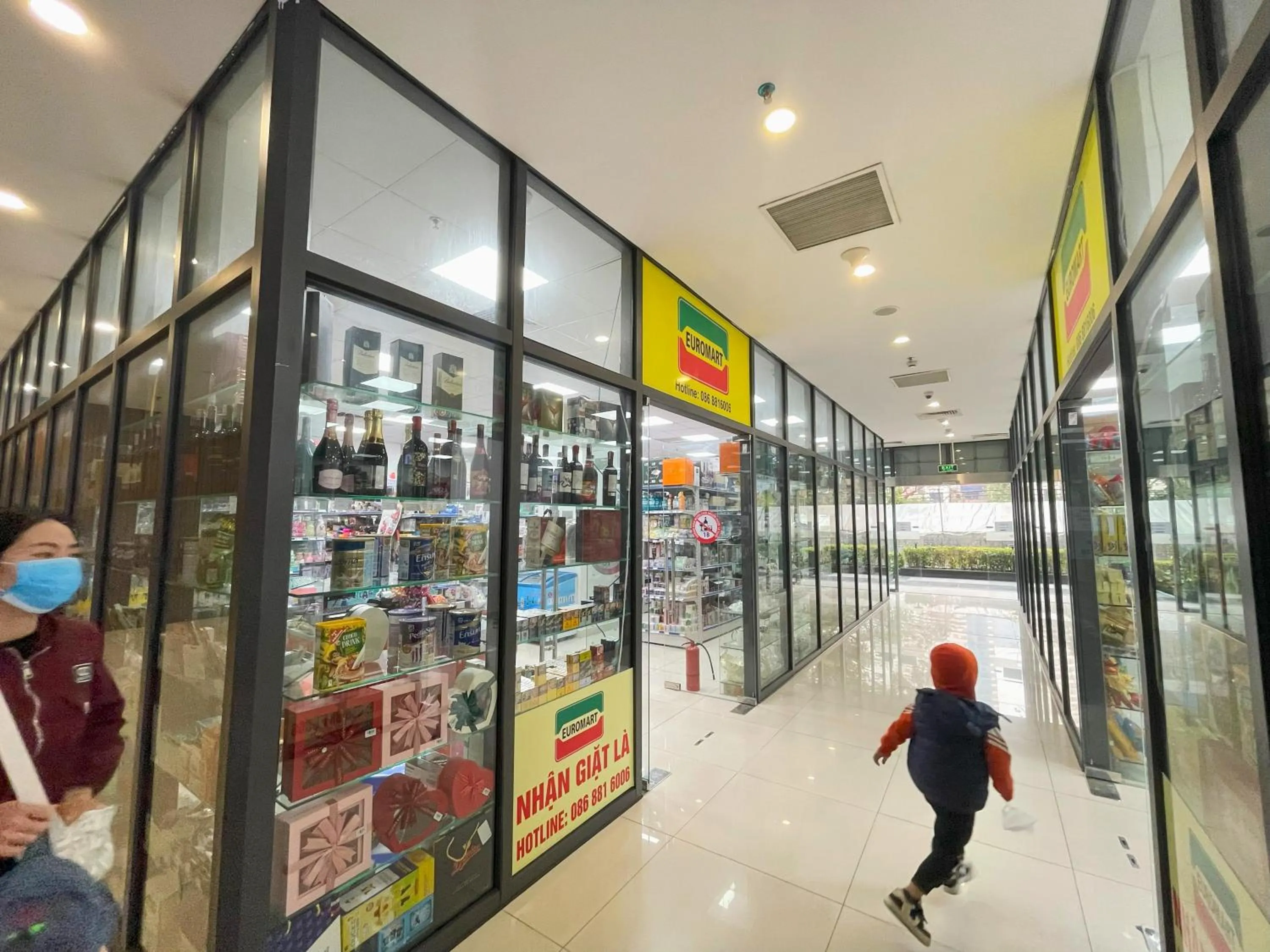 Supermarket/grocery shop in TSQ STAY Hotel Apartment