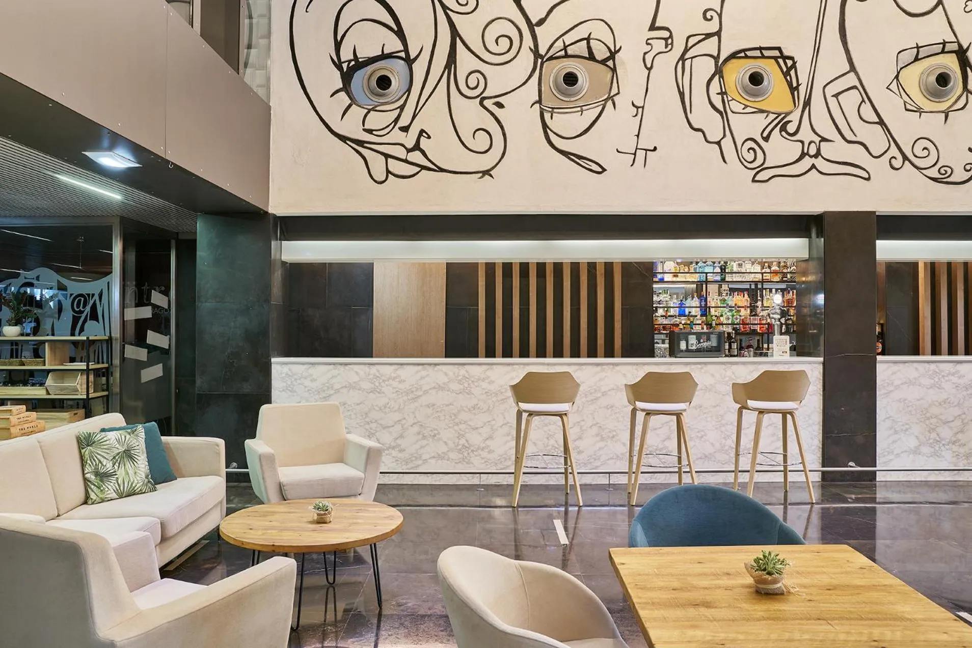 Lounge or bar in Vincci Zaragoza Zentro