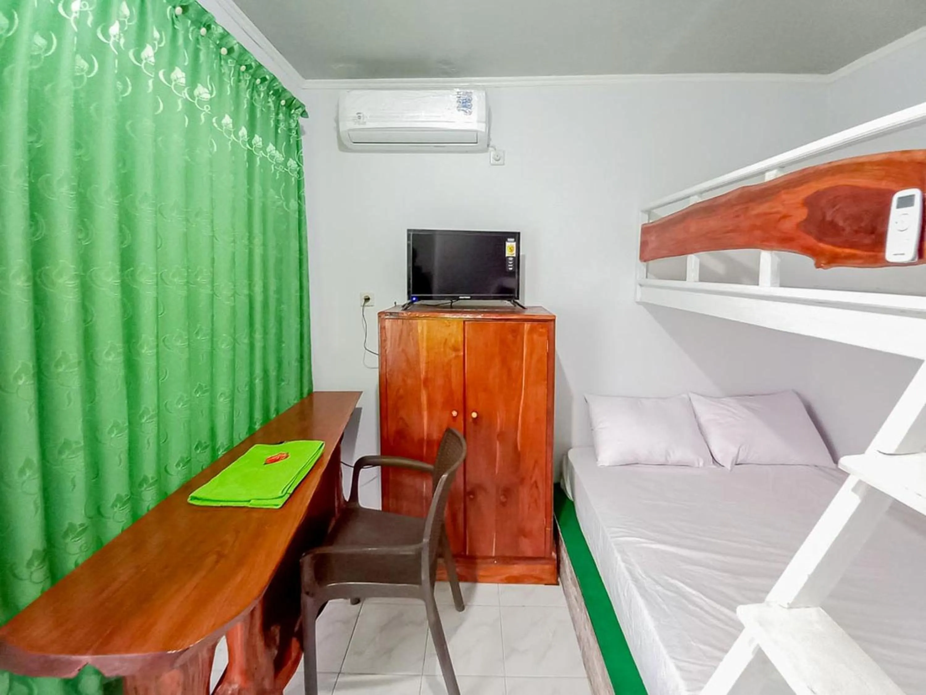 Bedroom, Bed in Labinda Homestay Caruban Mitra RedDoorz