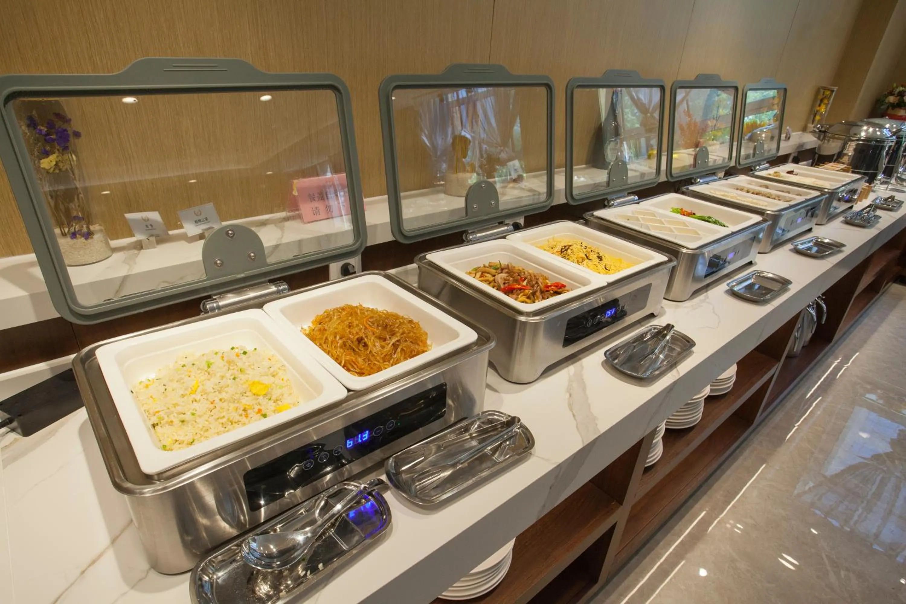 Restaurant/places to eat in Joy Fall Hotel