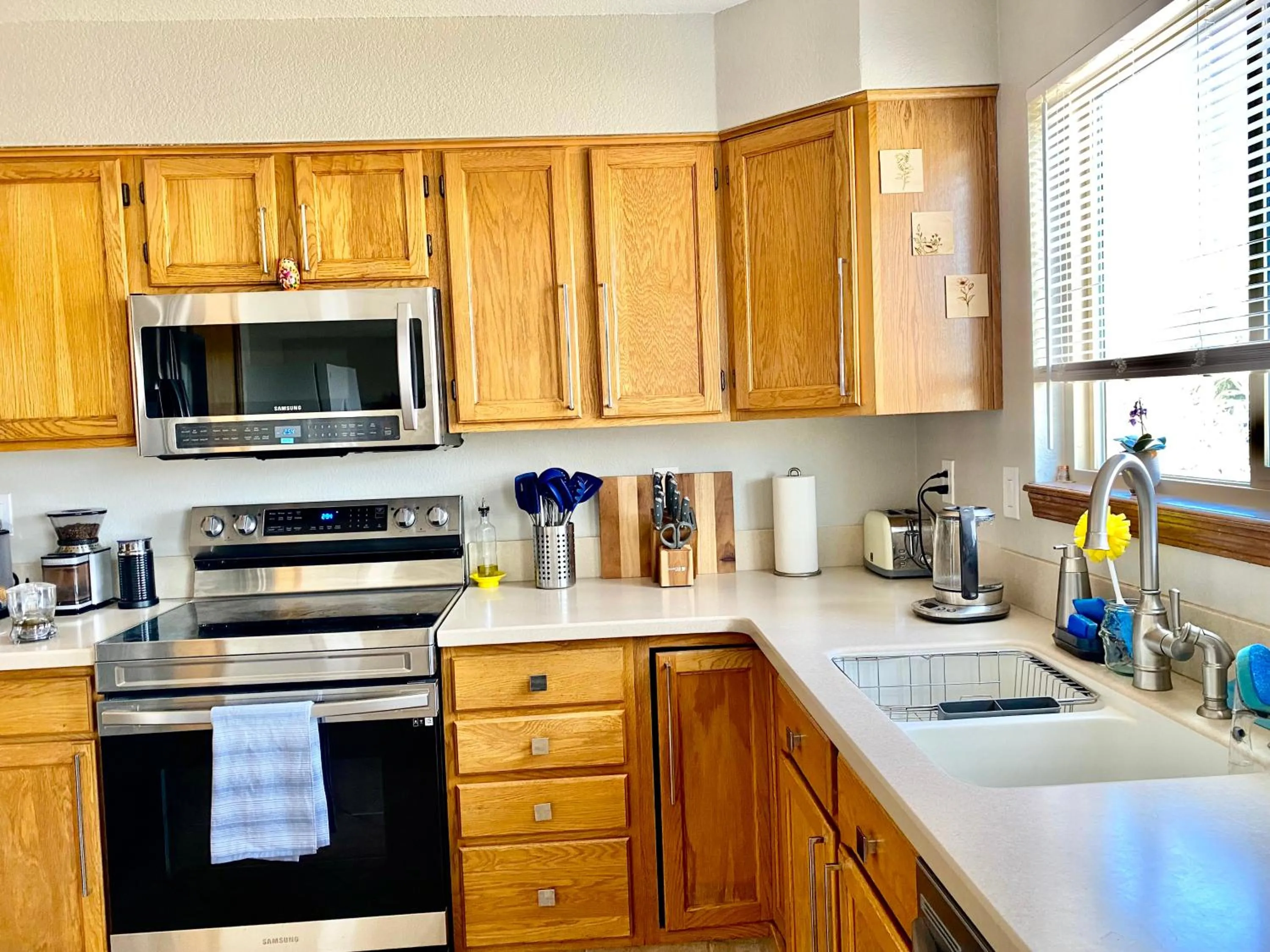 Coffee/tea facilities in 3br home 2br unit close to USAFA with fireplace