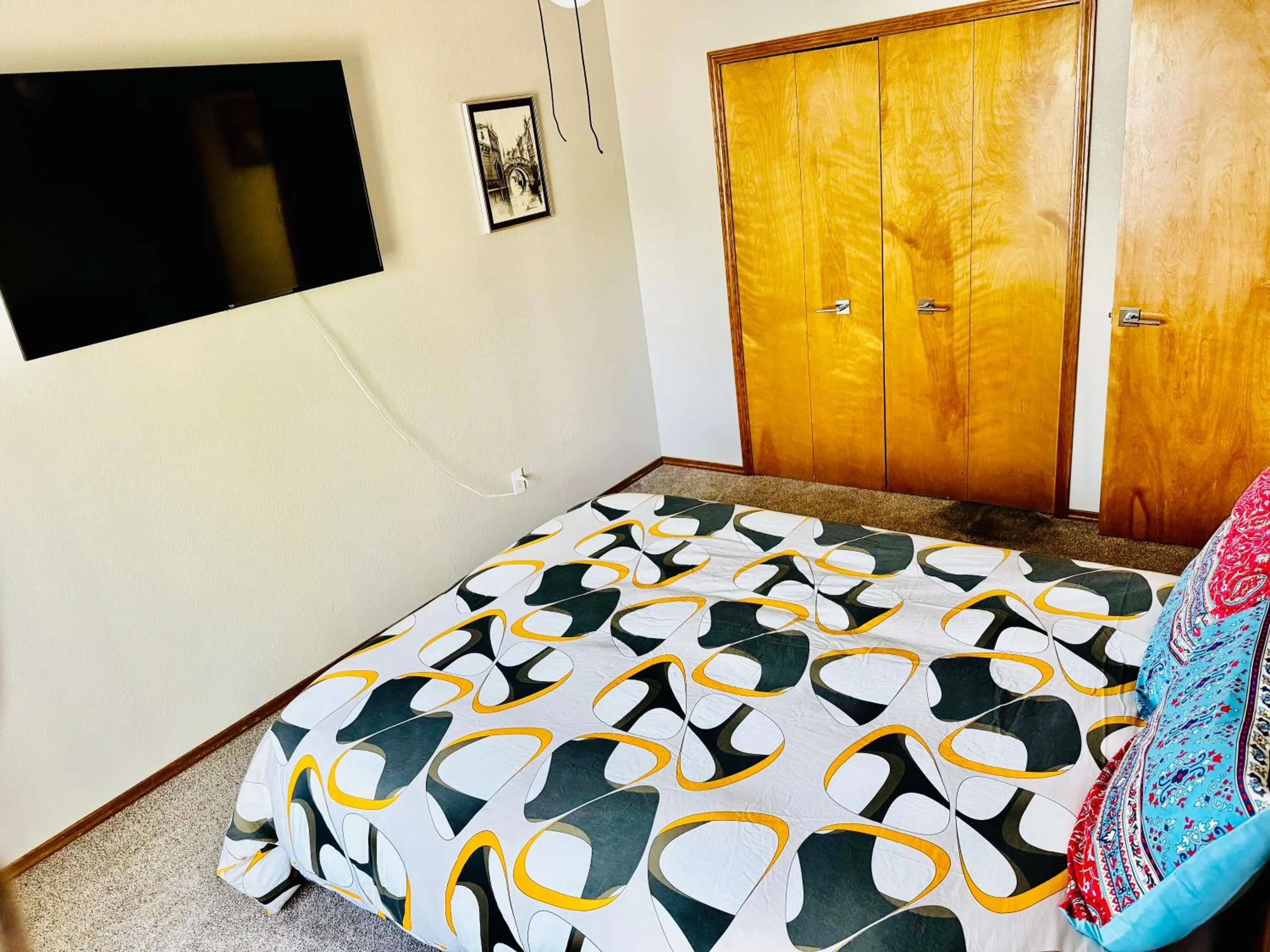 Bed in 3br home 2br unit close to USAFA with fireplace