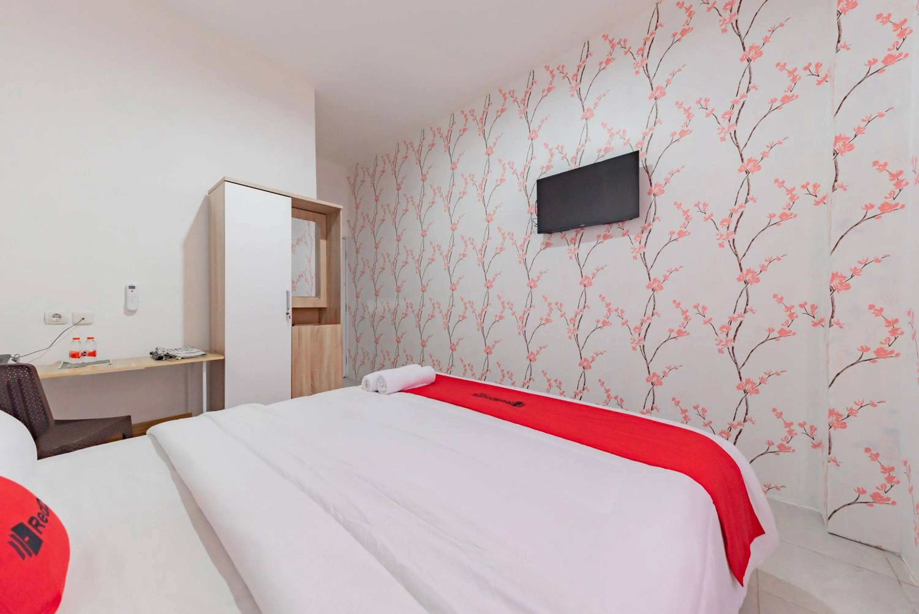 Bedroom, Bed in RedDoorz Syariah Plus near Tugu Bubur Ayam Cianjur