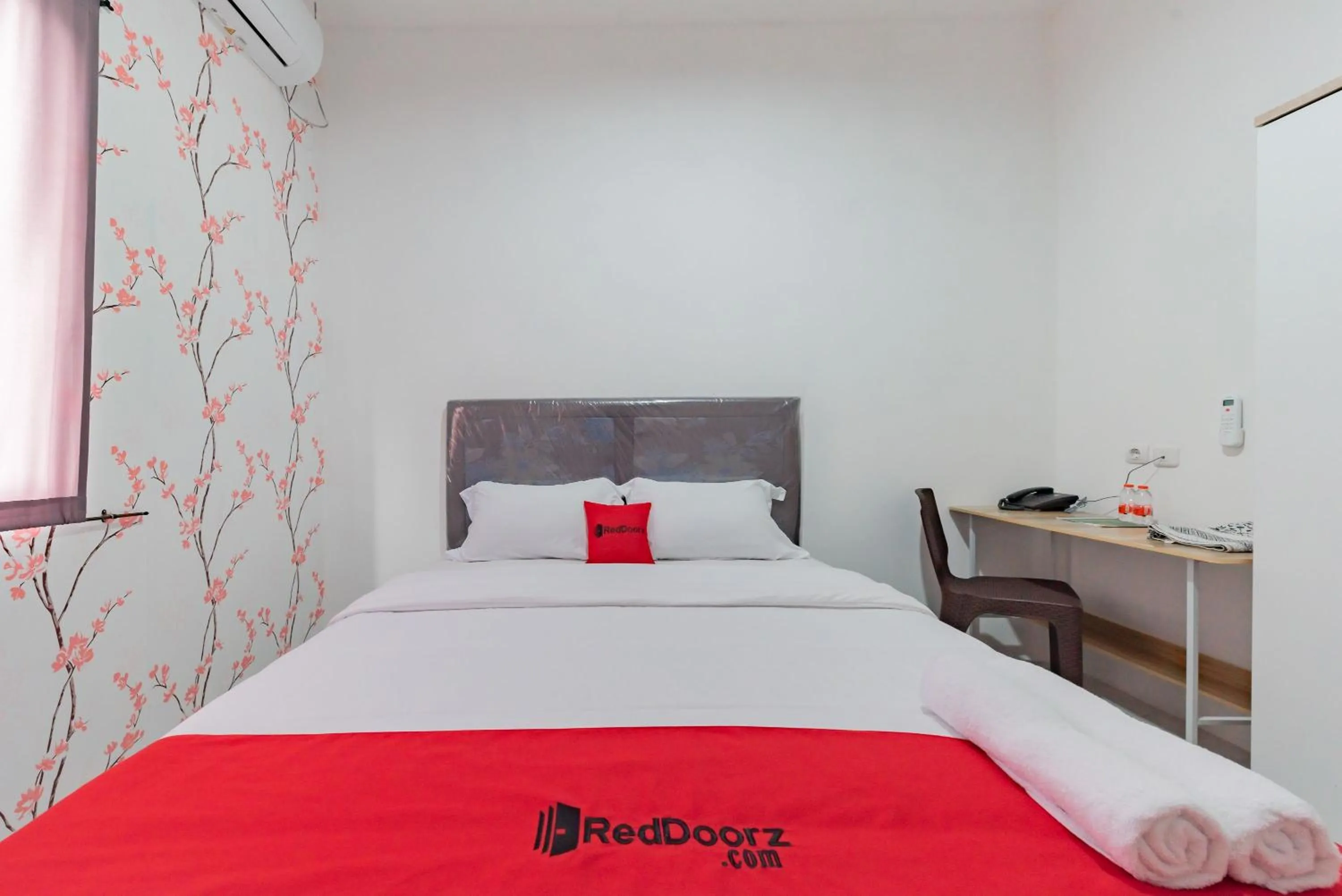 Bedroom, Bed in RedDoorz Syariah Plus near Tugu Bubur Ayam Cianjur