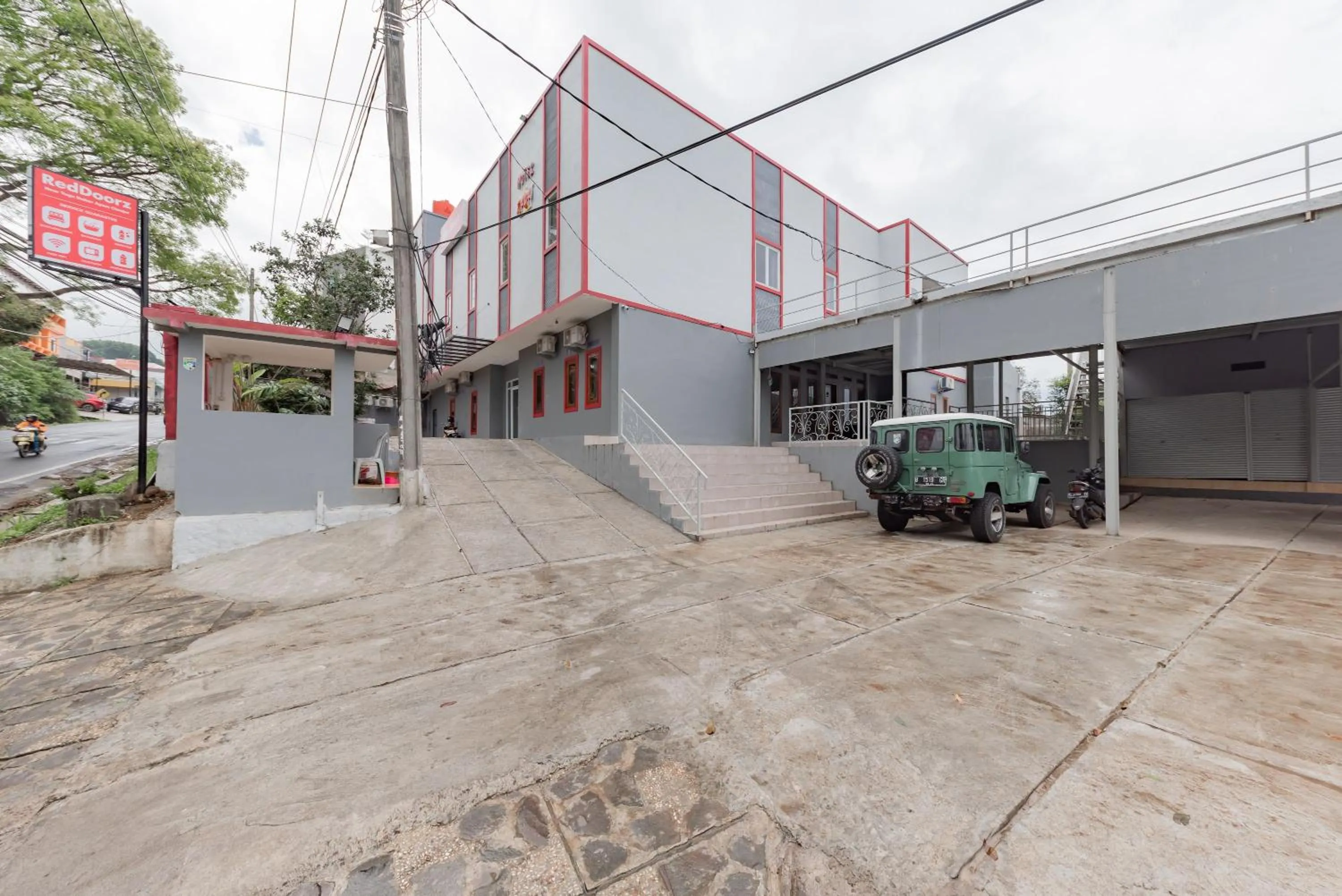 Property building in RedDoorz Syariah Plus near Tugu Bubur Ayam Cianjur